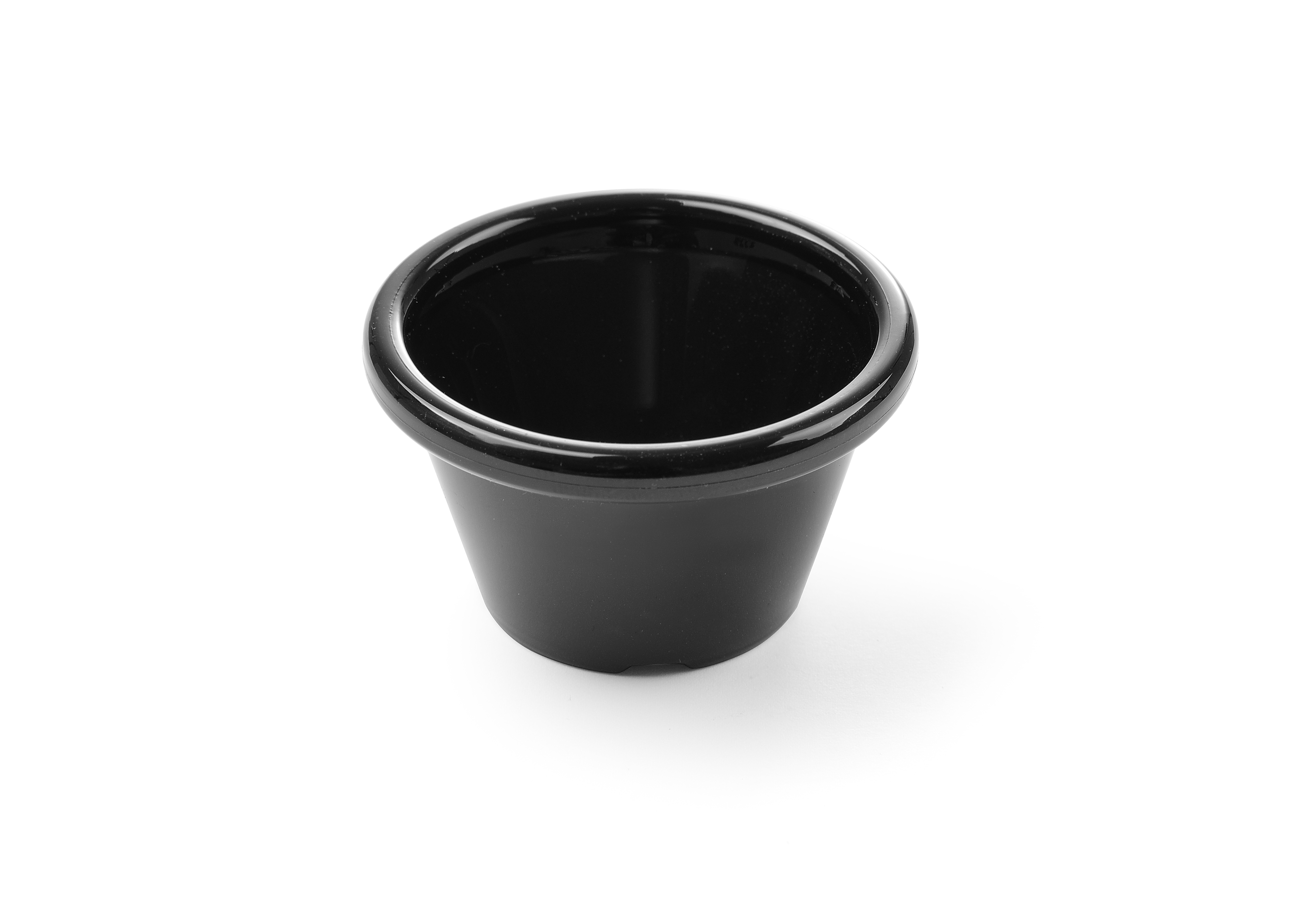 Un piccolo vaso nero, lucido e vuoto, con bordi arrotondati, è posto su uno sfondo bianco.