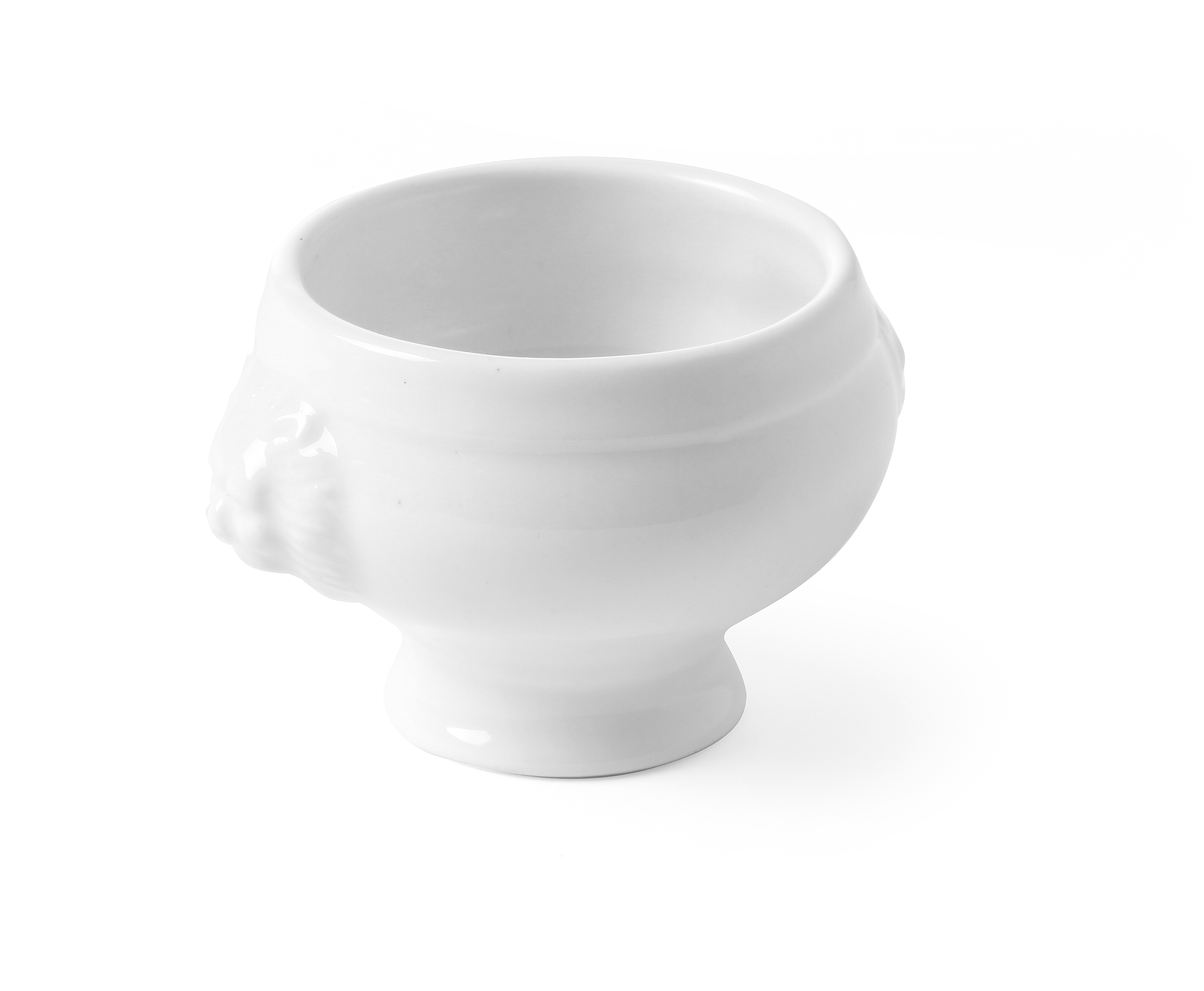 Una tazza in ceramica bianca con design di volto su sfondo bianco, leggermente inclinata.
