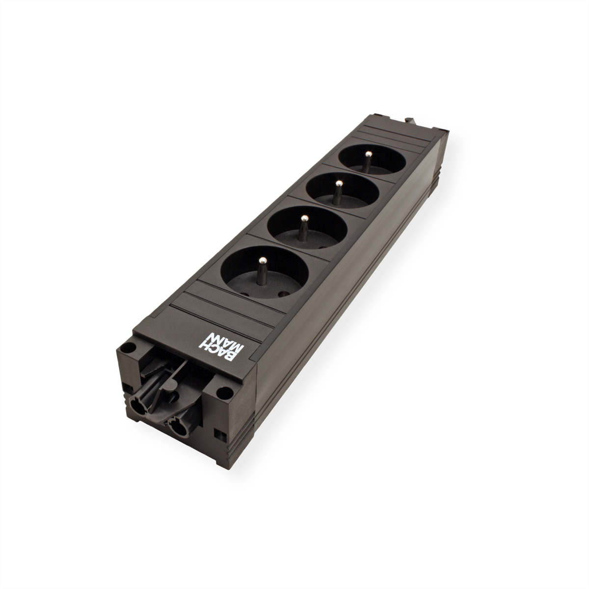 Ein schwarzer Bachmann-Stecker mit vier Steckdosen. Der Hintergrund ist weiß.
