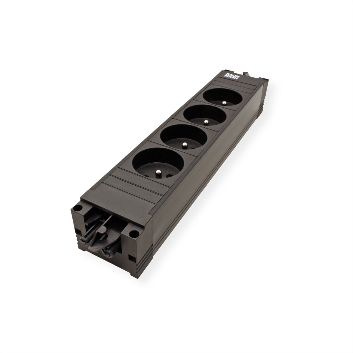 Ein schwarzer Netzstecker mit vier Steckdosen liegt auf einer weißen Oberfläche. Der Markenname ist sichtbar. Der Stecker ist angewinkelt.