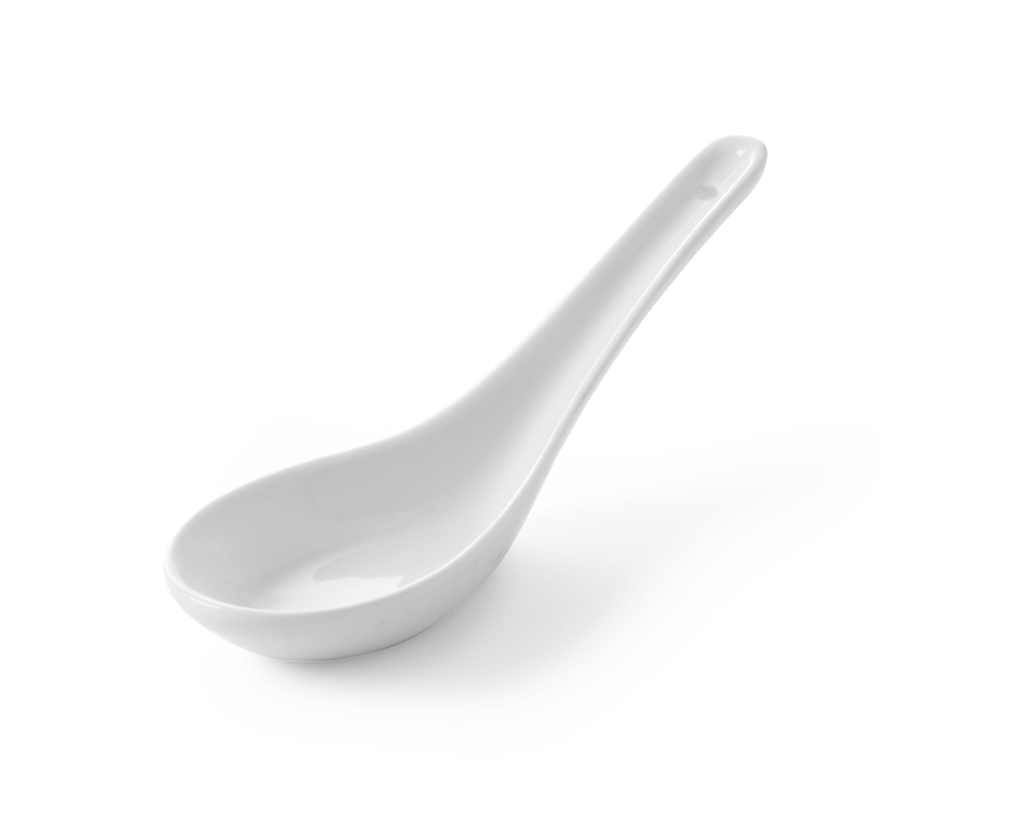 Un cucchiaio da zuppa in ceramica bianca con manico lungo, su sfondo bianco.