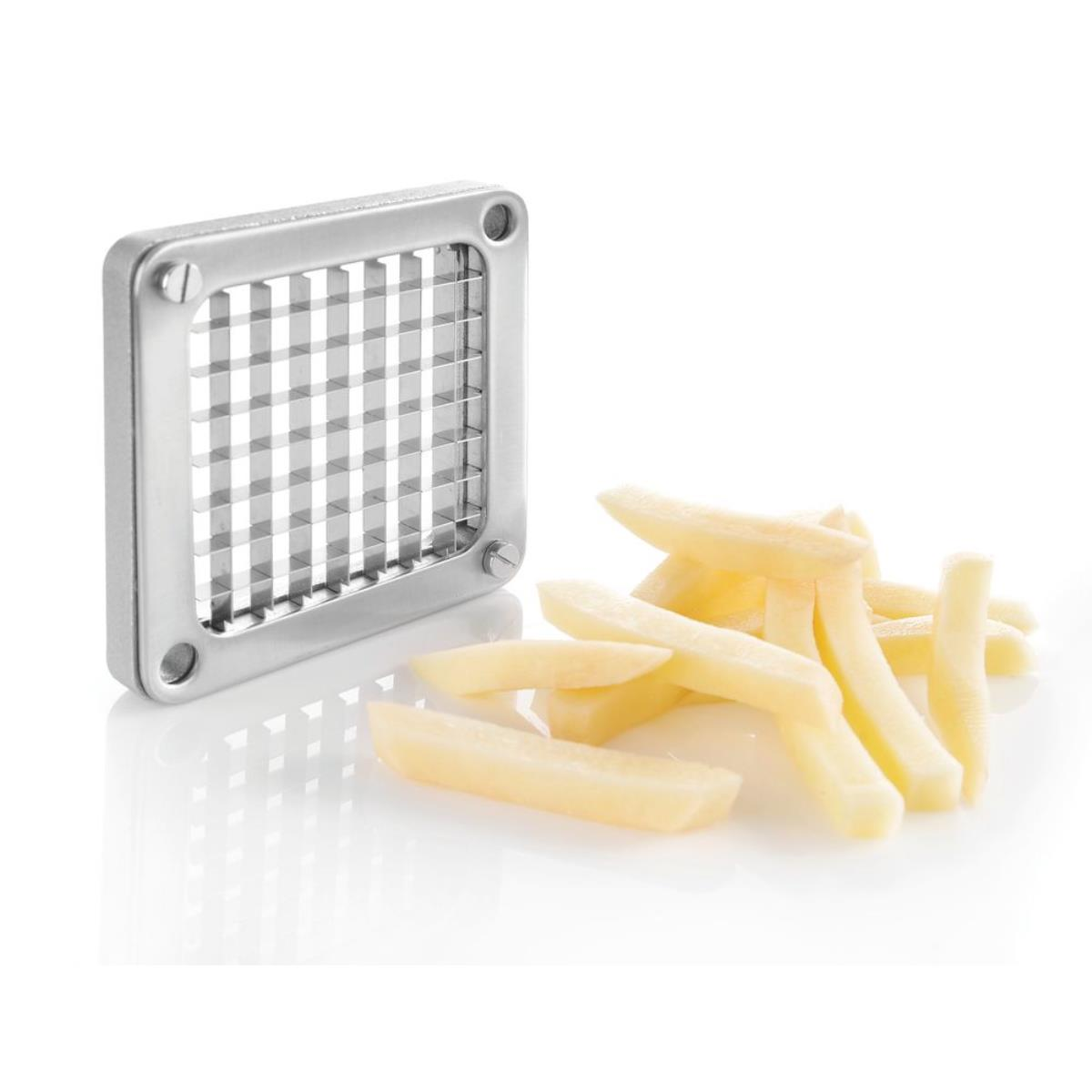 Ein Edelstahl-Pommes-Schneider neben einem Haufen geschnittener Pommes. Die Pommes sind hellgelb und der Hintergrund ist weiß.