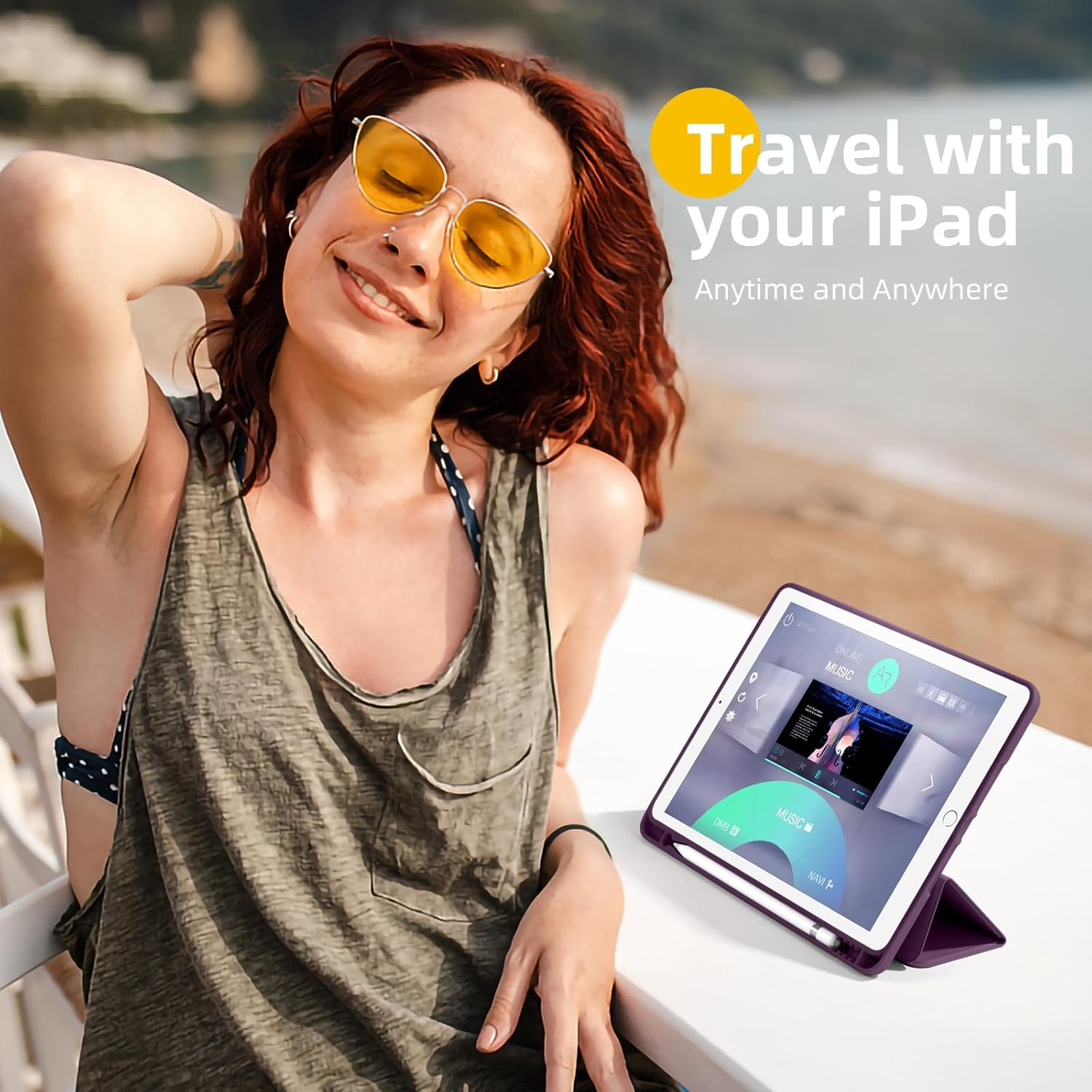Frau mit gelber Brille lächelt, iPad auf dem Tisch. Strandhintergrund, Text: Reisen Sie mit Ihrem iPad jederzeit und überall.