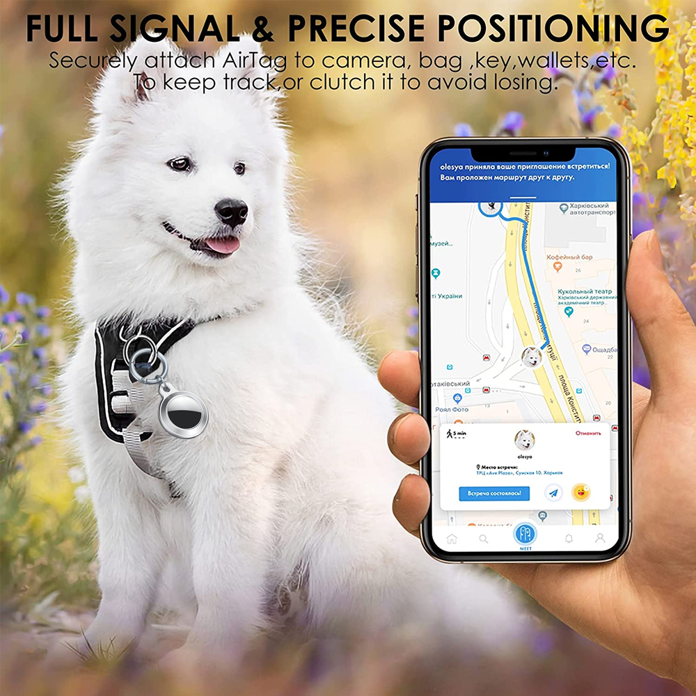 Ein weißer Hund mit einem Tracker am Halsband. Ein Telefon zeigt eine Karte mit einem Standort. Der Text lautet 'Full Signal & Precise Positioning'.