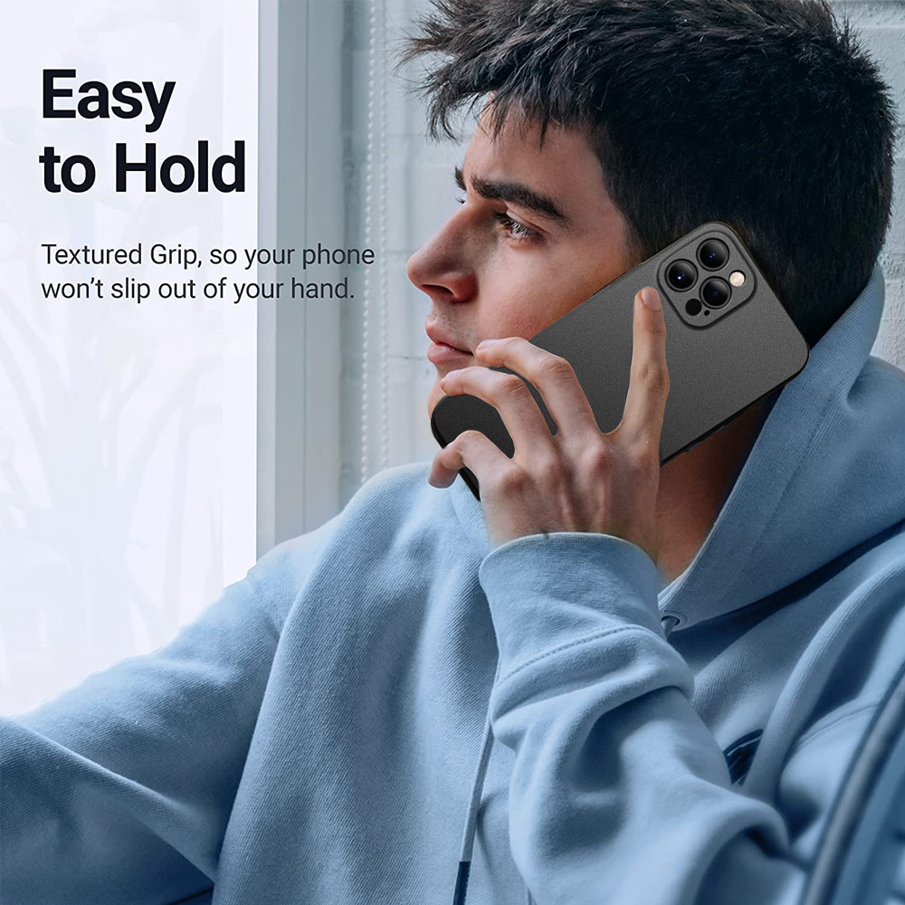 Ein Mann, der ein Telefon an sein Ohr hält. Er trägt einen hellblauen Kapuzenpullover. Das Telefon hat eine schwarze Hülle.