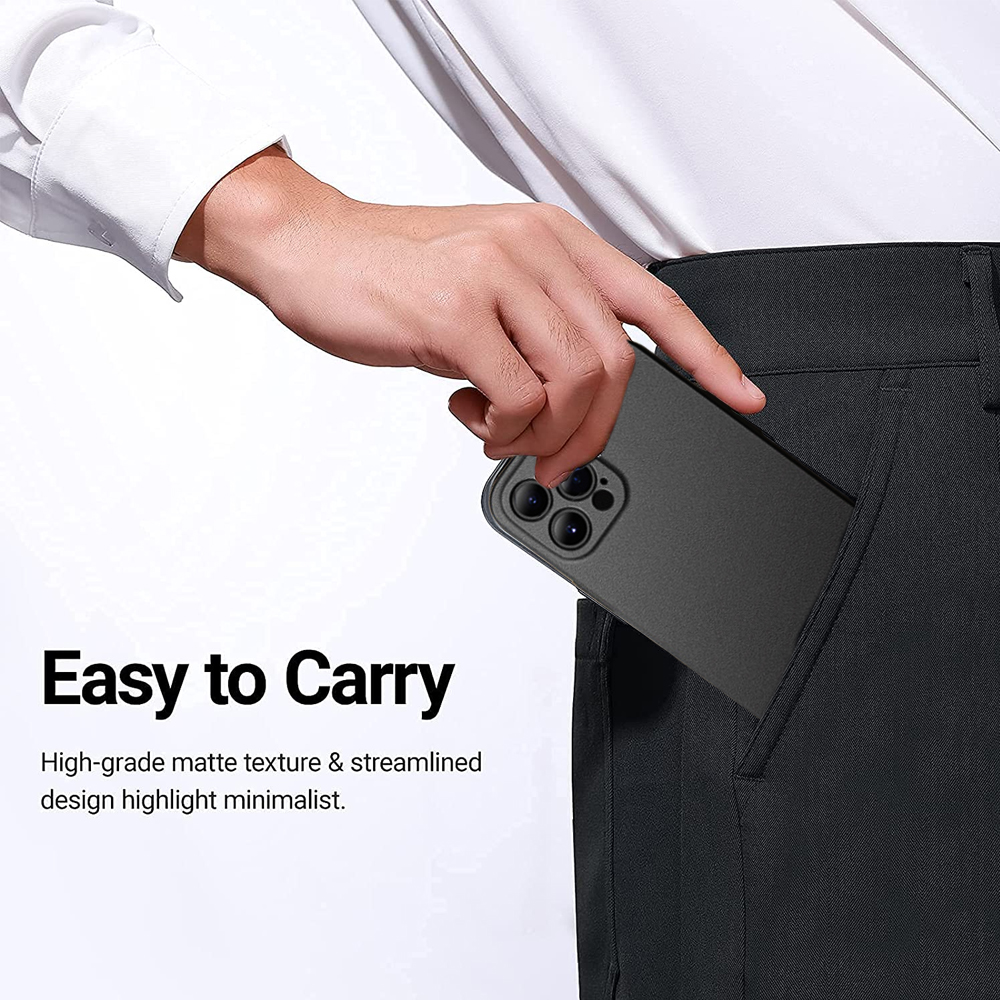 Eine Hand legt ein schwarzes Telefon in eine Tasche. Das Telefon hat Kamerahügel. Die Person trägt ein weißes Hemd und eine schwarze Hose.