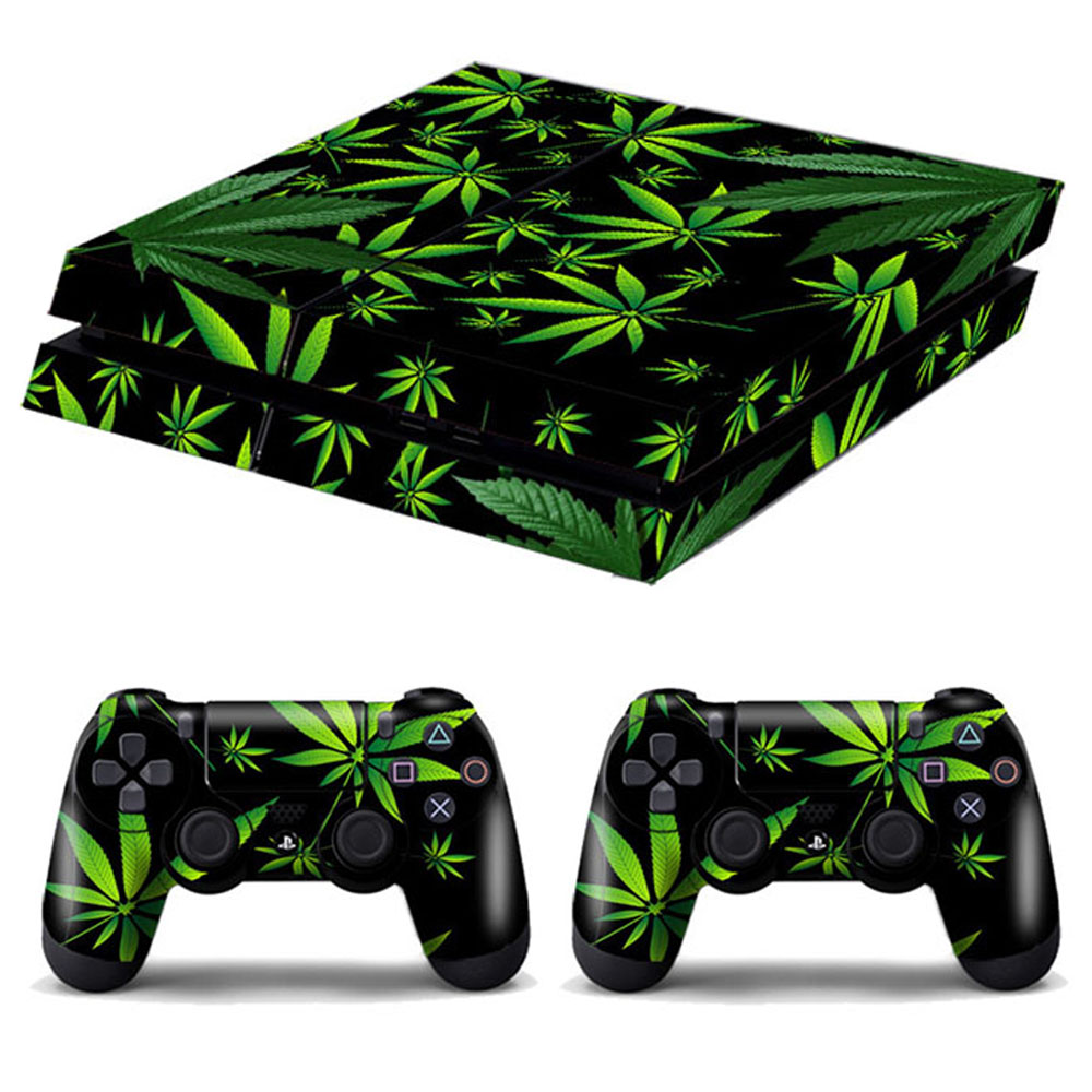 Eine schwarze Spielkonsole und zwei Controller sind mit grünen Cannabisblättern verziert. Der Hintergrund ist weiß.