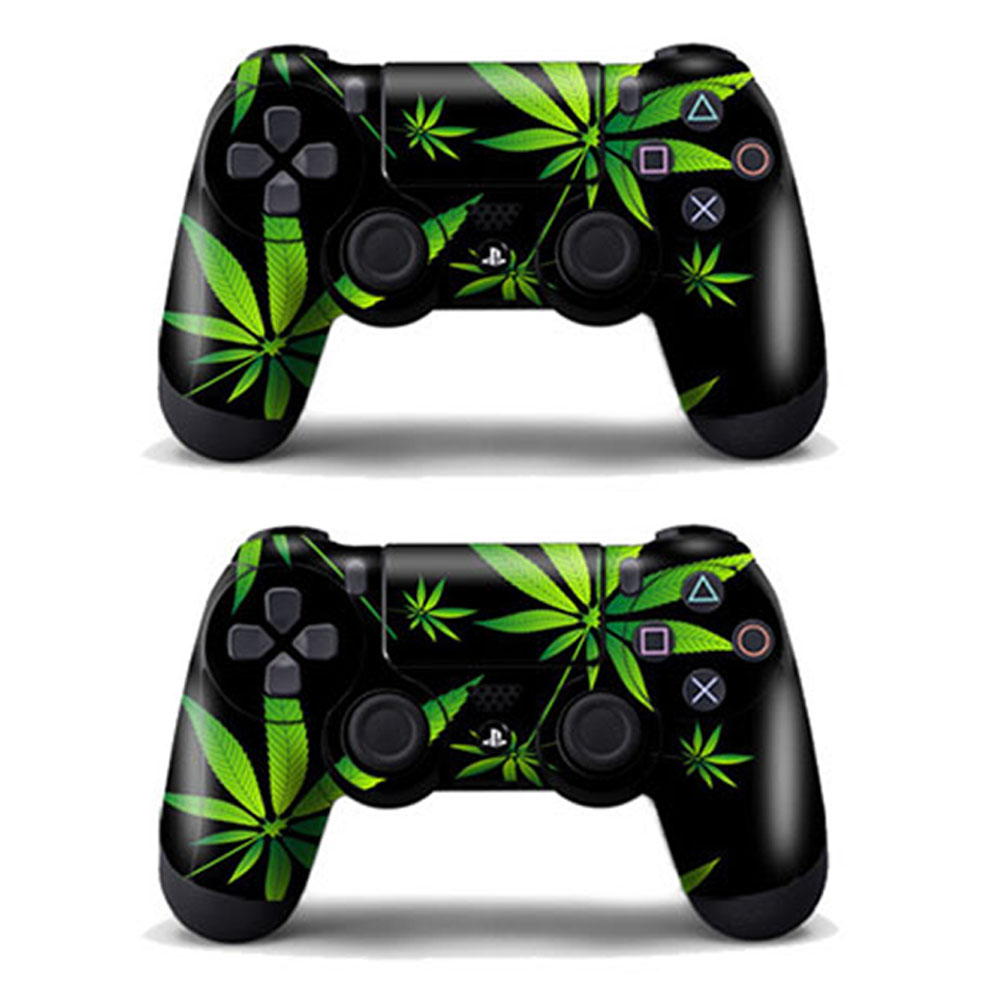 Zwei schwarze Playstation-Controller mit grünen Cannabis-Blättern. Tasten sind sichtbar.