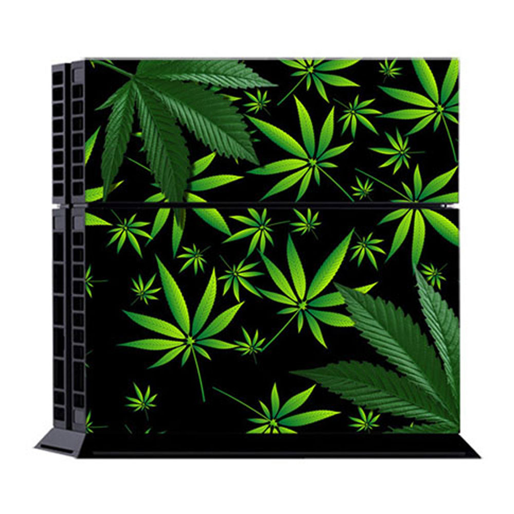 Eine schwarze Spielkonsole mit grünen Cannabisblättern bedeckt. Die Blätter variieren in Größe und Farbton.