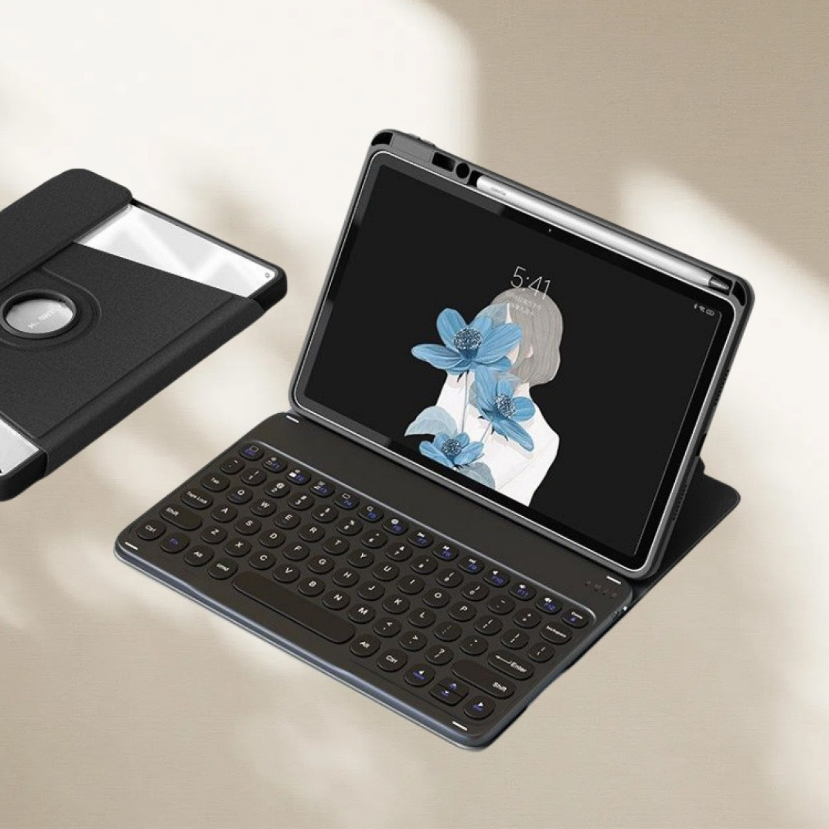 Tablet mit Tastatur. Bildschirm zeigt Frau mit blauen Blumen. Links ist eine schwarze Hülle.