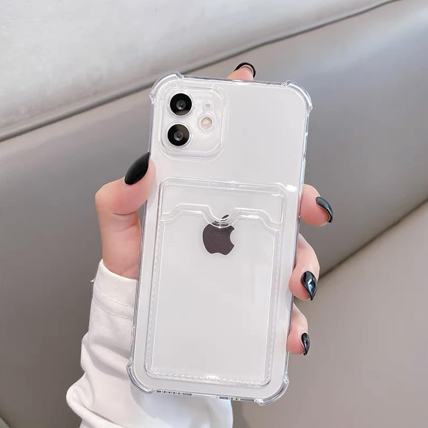 Eine Hand hält eine transparente Handyhülle mit einem iPhone darin. Die Hülle hat einen Kartenhalter, das Apple-Logo ist sichtbar.
