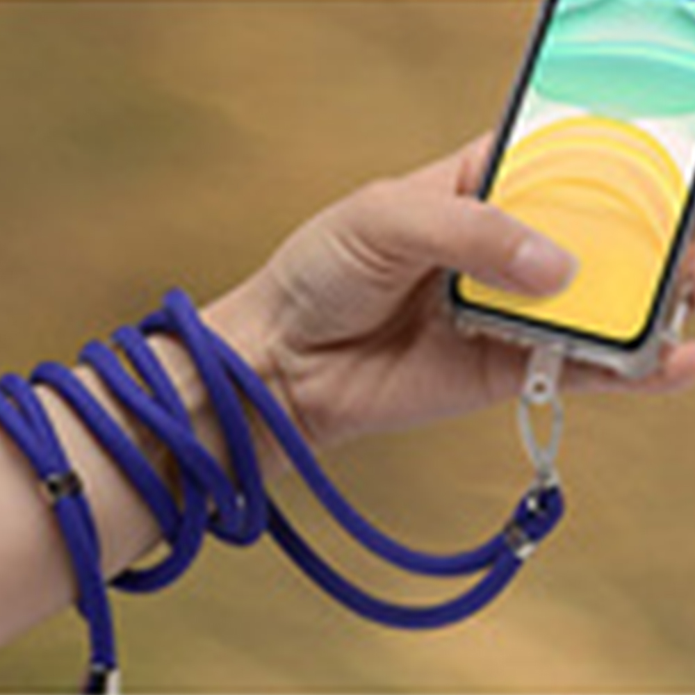Eine Hand hält ein Telefon mit gelbem Bildschirm. Ein blaues Schlüsselband ist um das Handgelenk gewickelt und am Telefongehäuse befestigt.