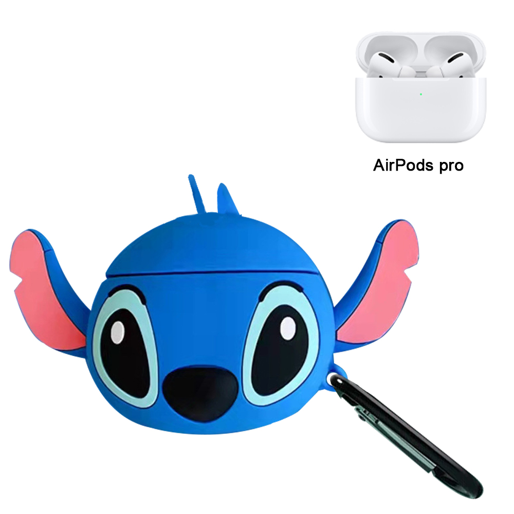 Eine blaue Stitch AirPods-Hülle mit schwarzem Clip und weißen AirPods Pro. Die Hülle hat große Augen und rosa Innenohren.