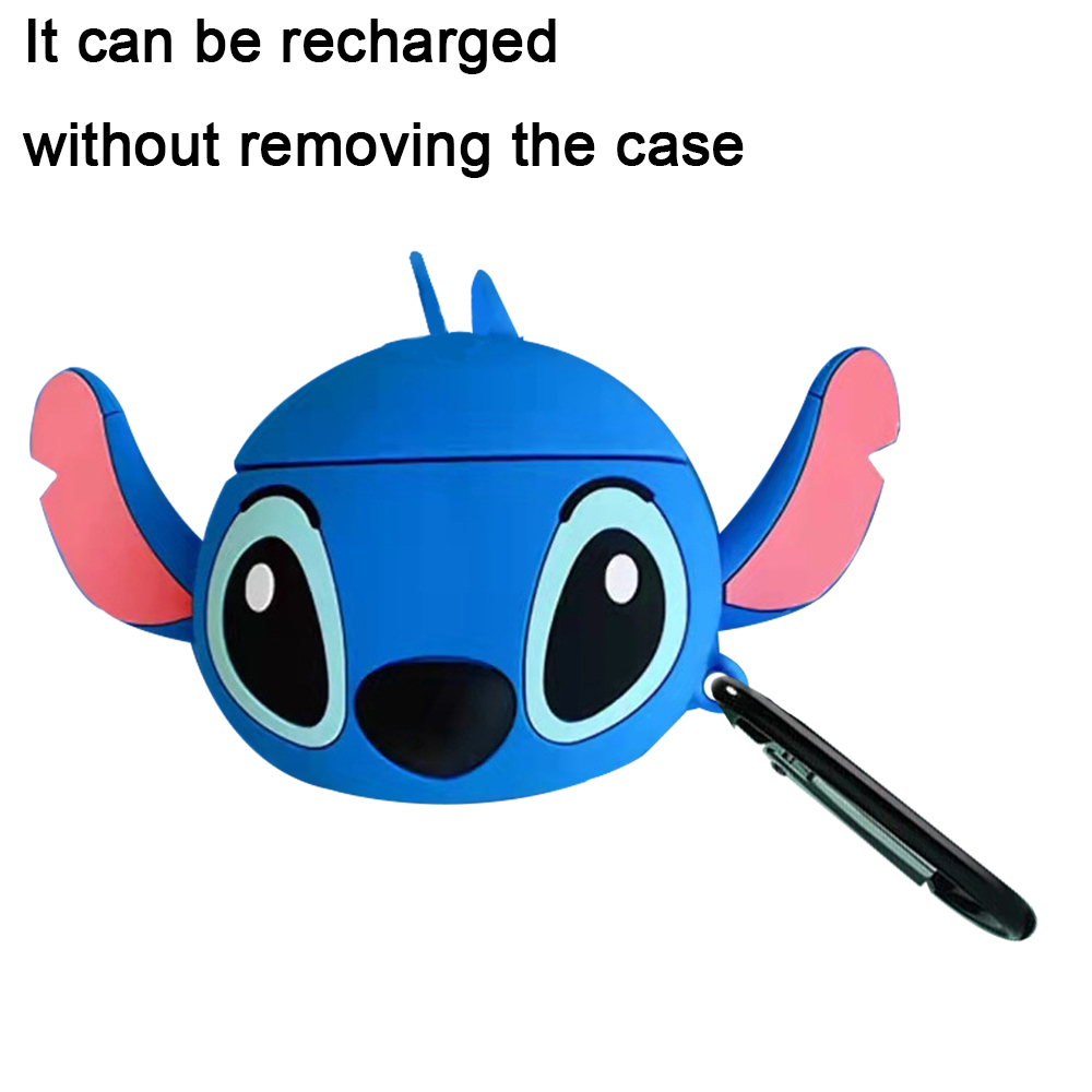 Eine blaue Stitch-förmige Hülle für Kopfhörer. Es hat rosafarbene Innenohren, schwarze Augen und eine schwarze Nase. Es ist ein schwarzer Karabiner befestigt.
