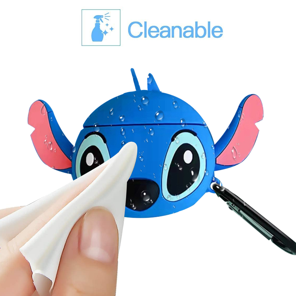 Eine blaue Stitch-förmige Hülle wird mit einem weißen Tuch gereinigt. Die Hülle hat Wassertropfen und ist mit "Cleanable" beschriftet.