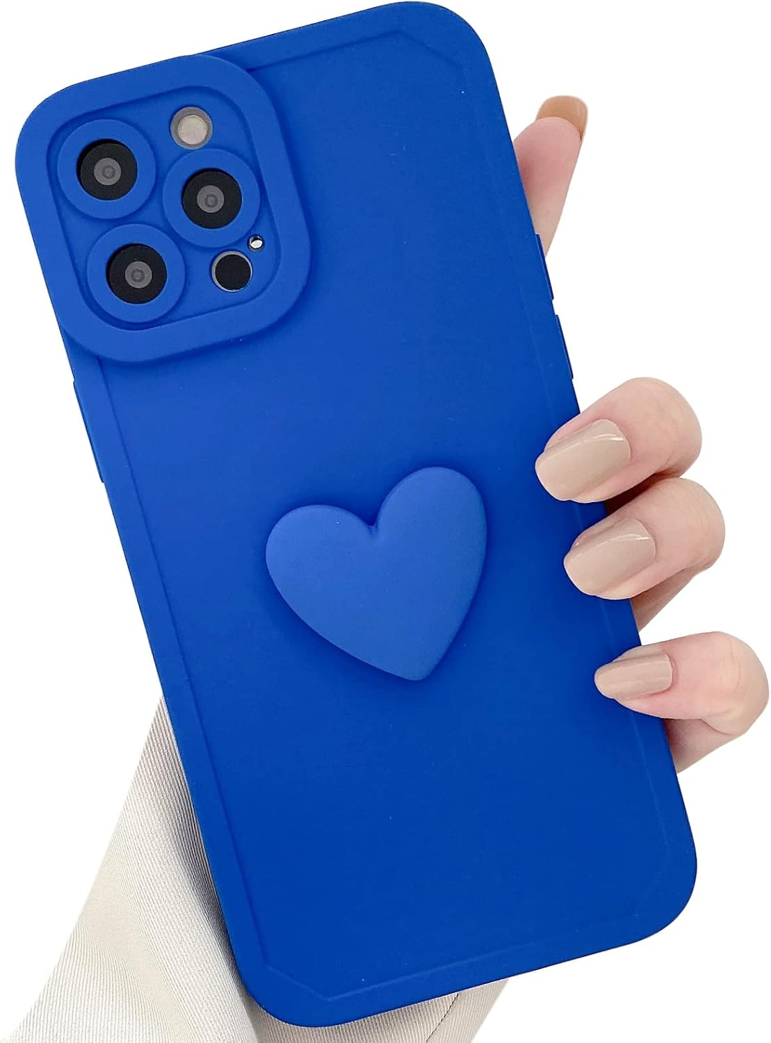 Eine blaue Handyhülle mit Herzform wird von einer Hand mit beigem Nagellack gehalten. Die Hülle hat Kameralinsen.
