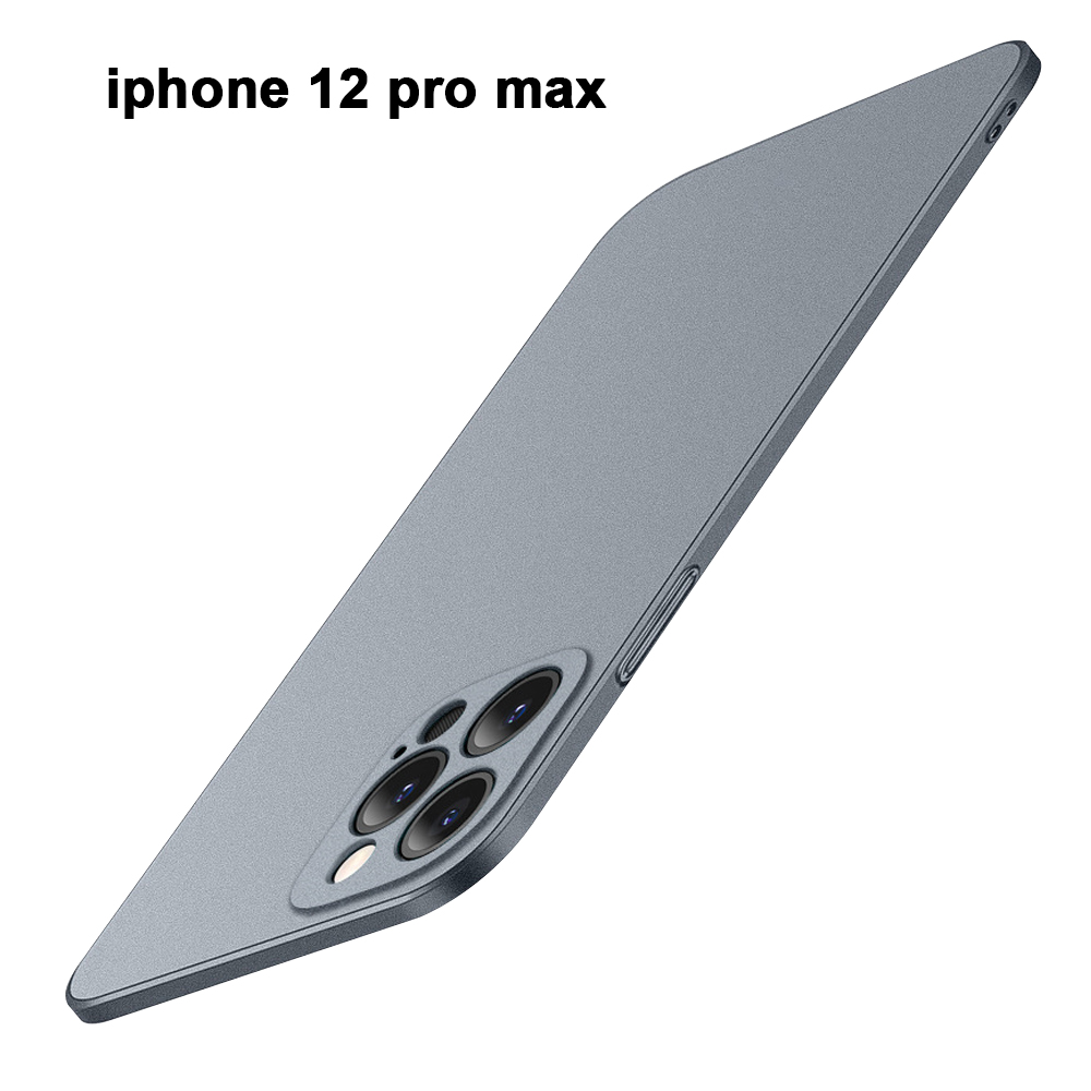 Eine blaue Handyhülle für ein iPhone 12 Pro Max ist diagonal abgewinkelt. Die Hülle hat einen Kameraausschnitt mit vier Linsen.