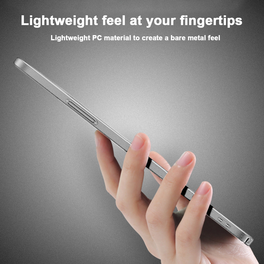 Eine Hand hält ein silbernes Telefon. Der Hintergrund ist grau. Der Text lautet: 'Leichtes Gefühl auf Ihren Fingerspitzen'.