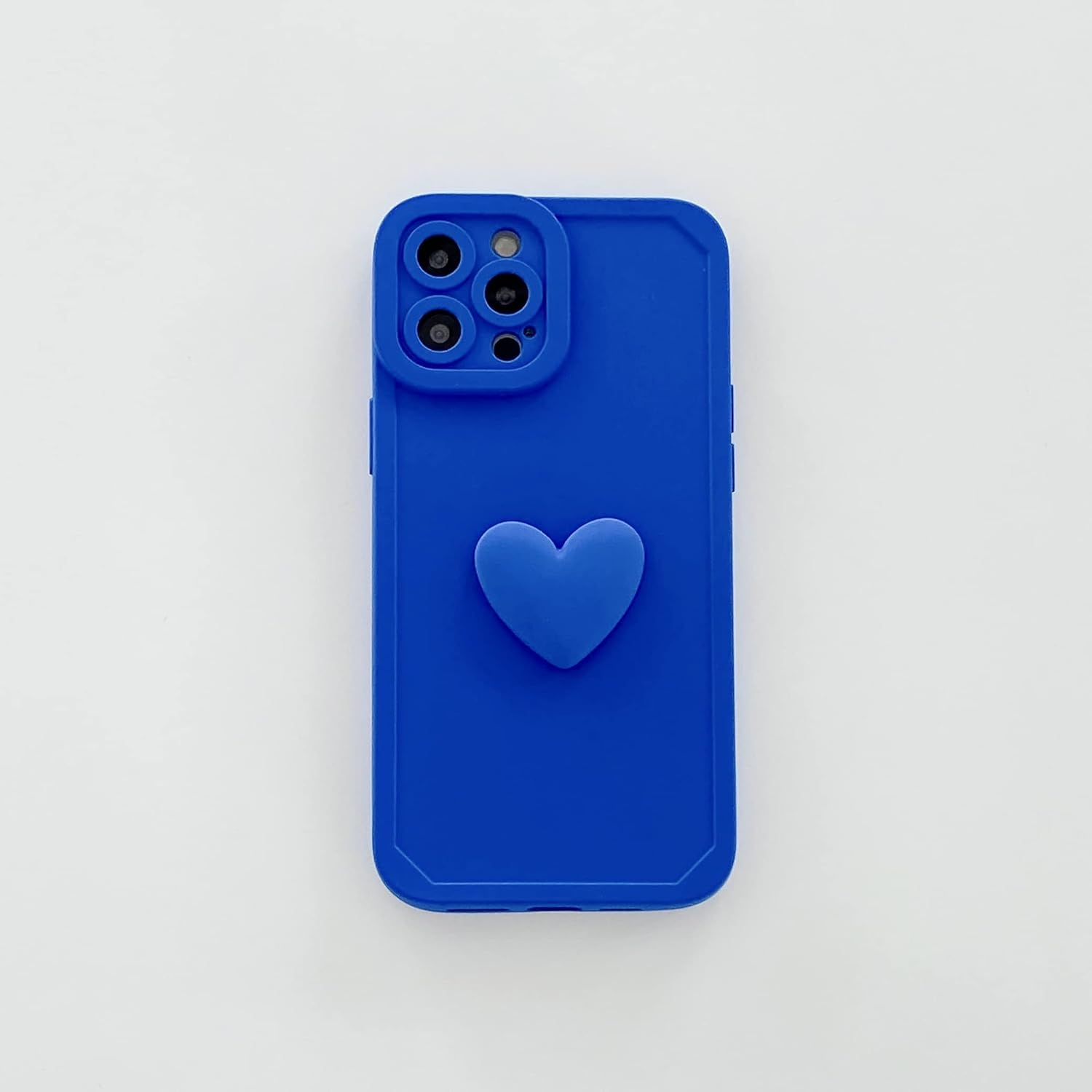 Eine blaue Handyhülle mit herzförmigem Griff. Sie hat einen Kameraausschnitt mit drei Linsen. Der Hintergrund ist eine schlichte weiße Oberfläche.