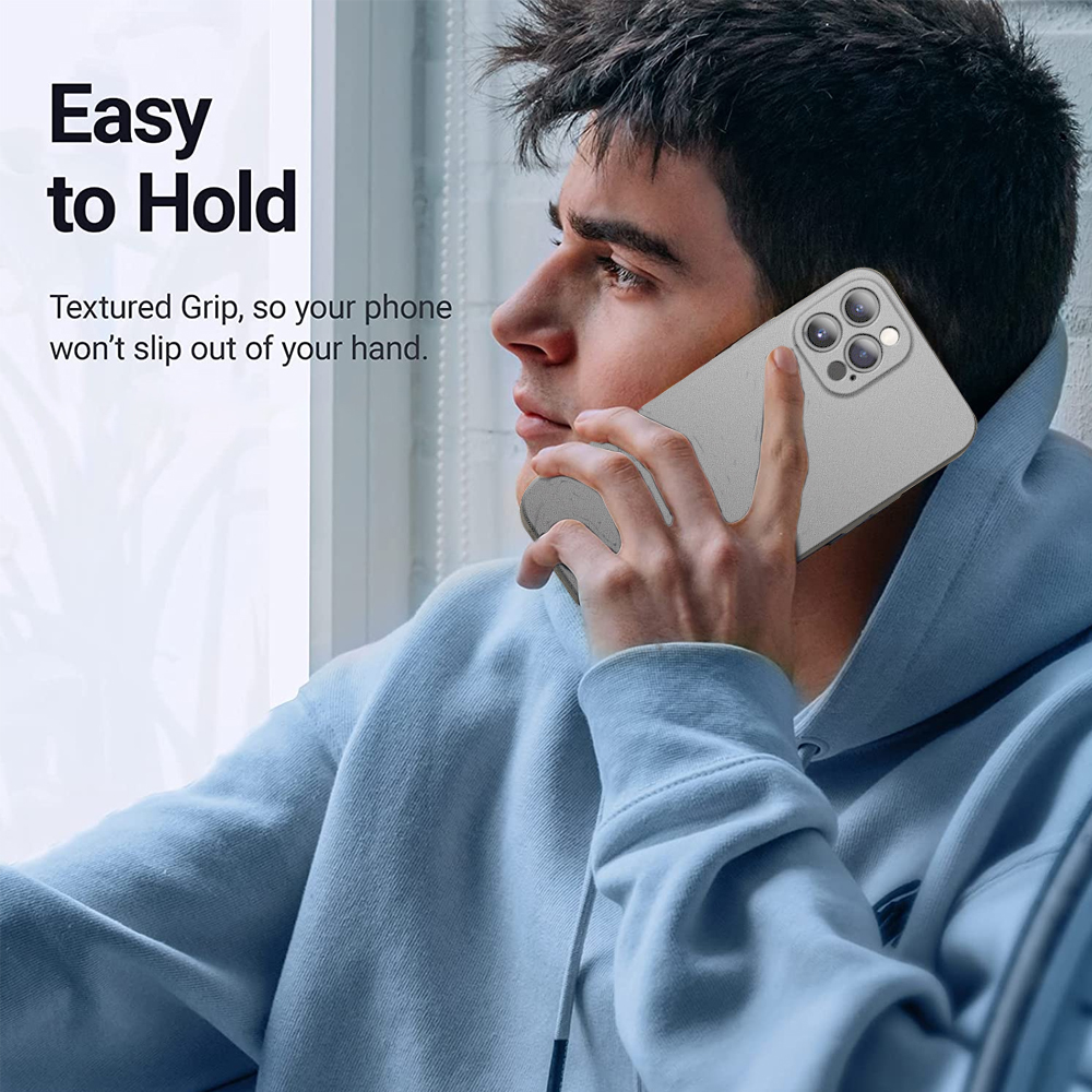 Ein Mann in einem blauen Hoodie hält ein Telefon an sein Ohr. Das Telefon hat eine graue Hülle. Text lautet 'Easy to Hold'.