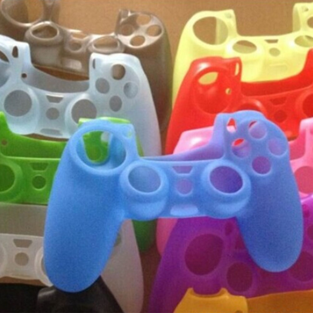 Eine Sammlung bunter Silikon-Controller-Skins. Ein blauer steht im Fokus, umgeben von grünen, roten, lila und gelben.
