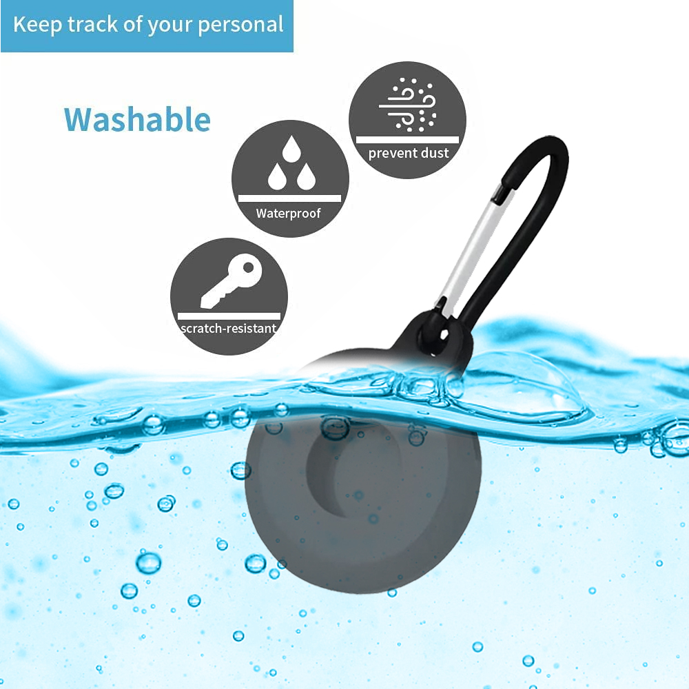 Ein grauer Tracker schwimmt im Wasser. Er ist an einem schwarzen Clip befestigt. Symbole zeigen, dass er wasserdicht, kratzfest und staubdicht ist.