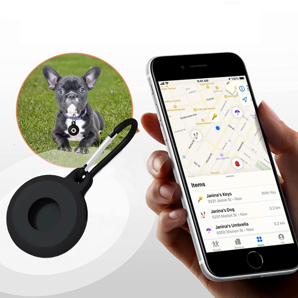 Ein schwarzer Hundeanhänger mit Karabinerhaken. Auf einem Telefon werden Karten mit Objektstandorten angezeigt. Im Hintergrund ist ein Hund zu sehen.