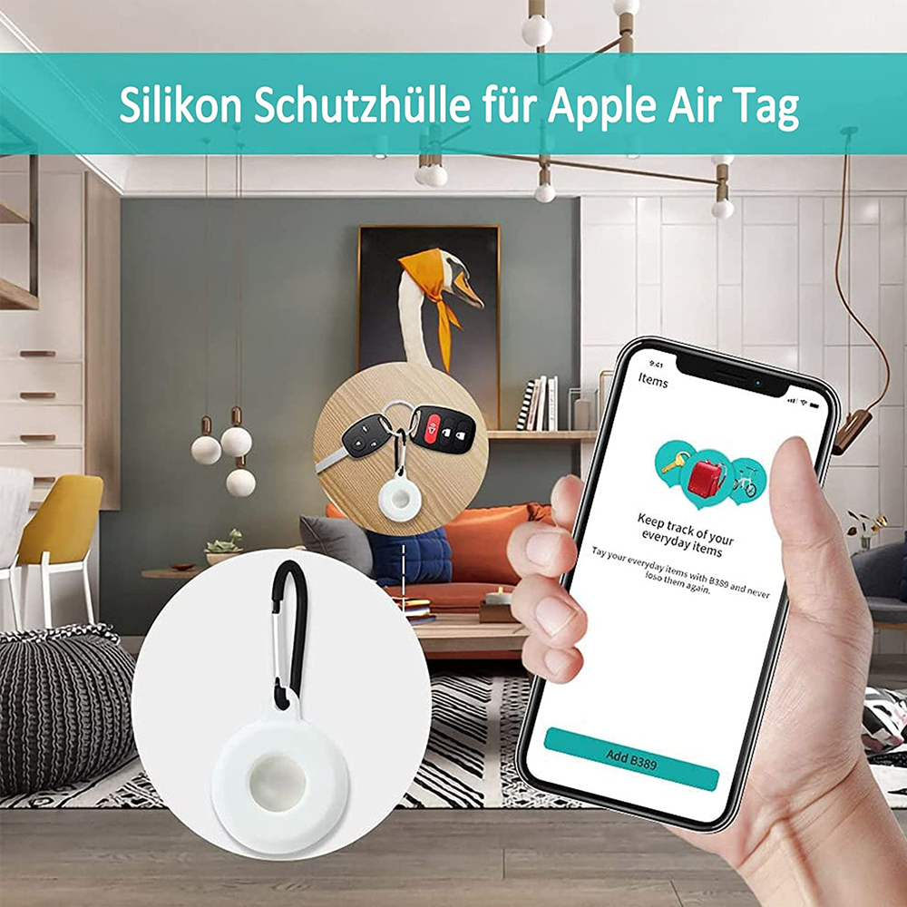 Eine Person hält ein Telefon, auf dem die Objektverfolgung angezeigt wird. Ein AirTag wird mit Schlüsseln gezeigt. Die Szene ist ein Wohnzimmer.