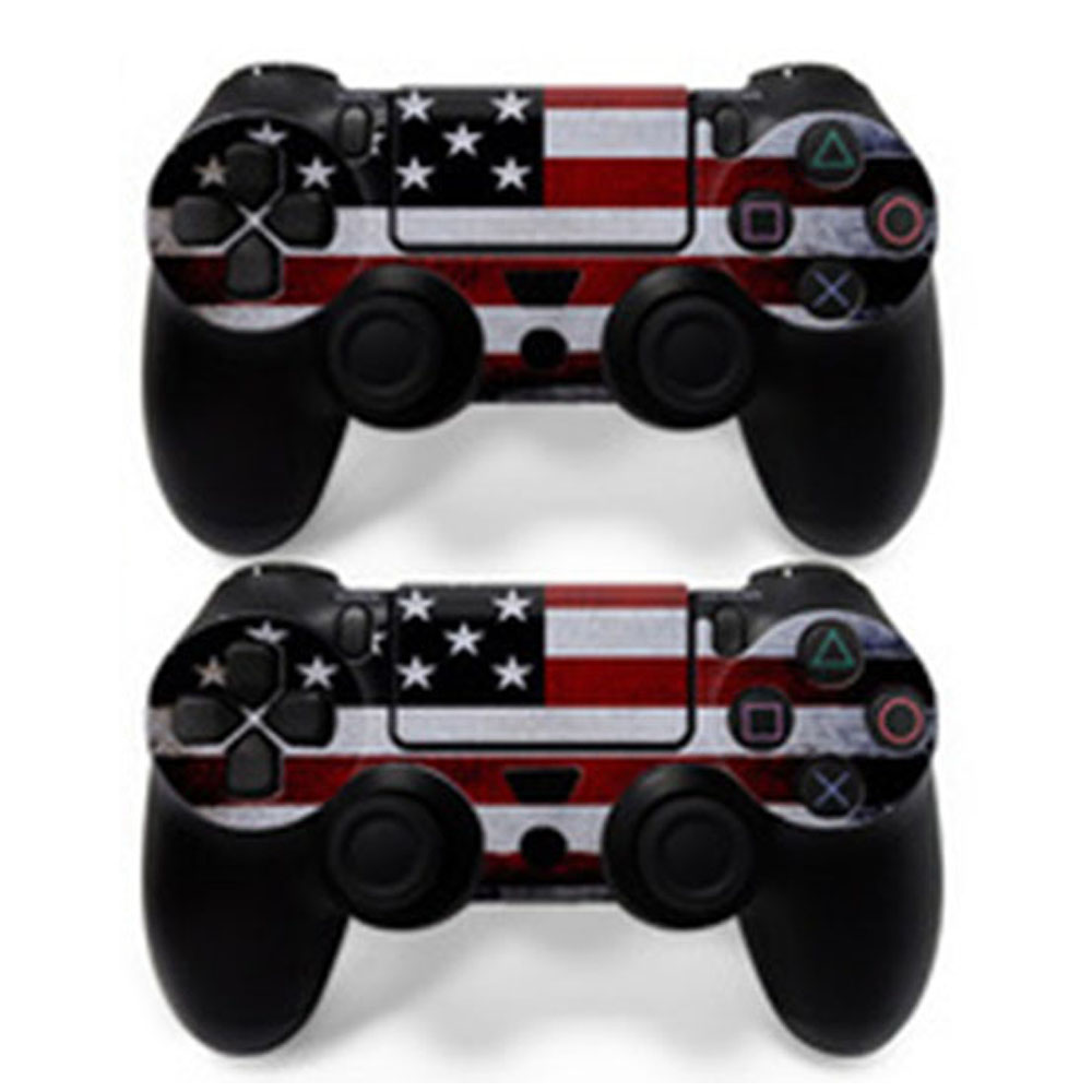 Zwei schwarze Gamecontroller mit amerikanischem Flaggen-Design. Die Controller liegen nebeneinander, die Flagge oben.