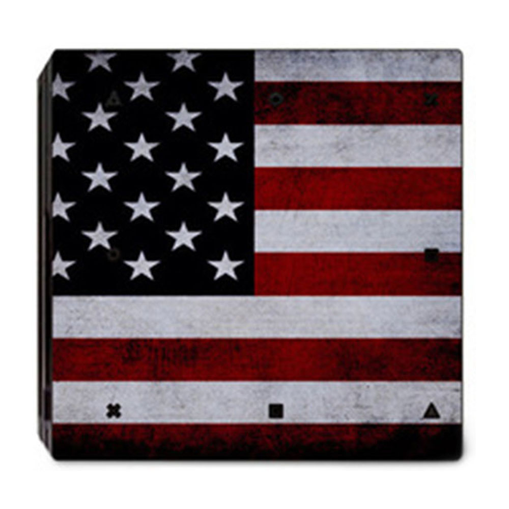 Konsole mit amerikanischem Flaggen-Design. Schwarzes Feld mit weißen Sternen und rot-weißen Streifen, mit verwittertem Aussehen.