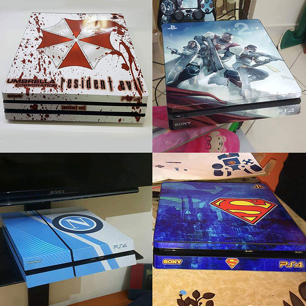 Vier PS4-Konsolen. Eine mit Resident Evil-Design, eine mit Destiny, eine mit Napoli-Logo und eine mit Superman-Logo.