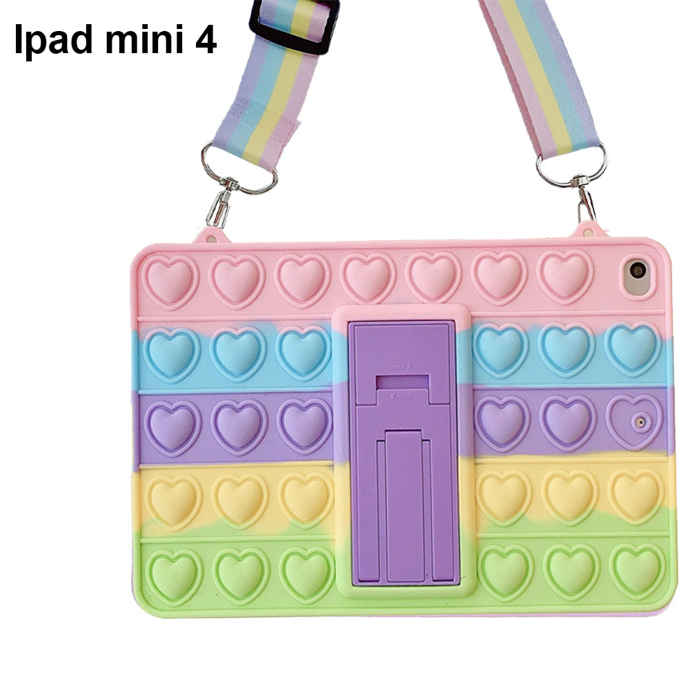 Eine iPad mini 4 Hülle mit farbenfrohem Design. Es hat Herzen, einen Ständer und einen Regenbogenriemen.