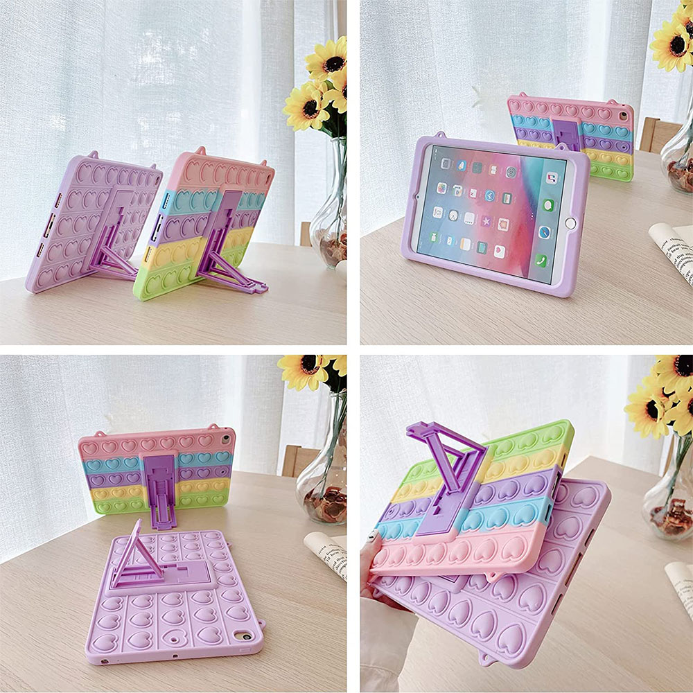 Bilder zeigen verschiedene Tablethüllen mit Pop-It-Designs in Pastellfarben. Einige stehen auf Ständern, andere werden gehalten, alle auf einer Holzoberfläche.