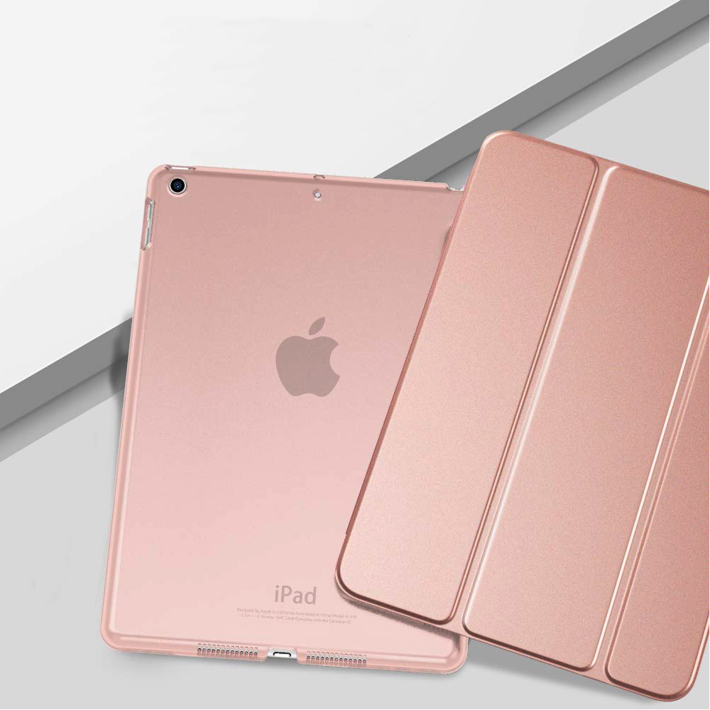 Roségoldenes iPad mit geöffneter Hülle. Apple-Logo sichtbar. Weißer und grauer Hintergrund.