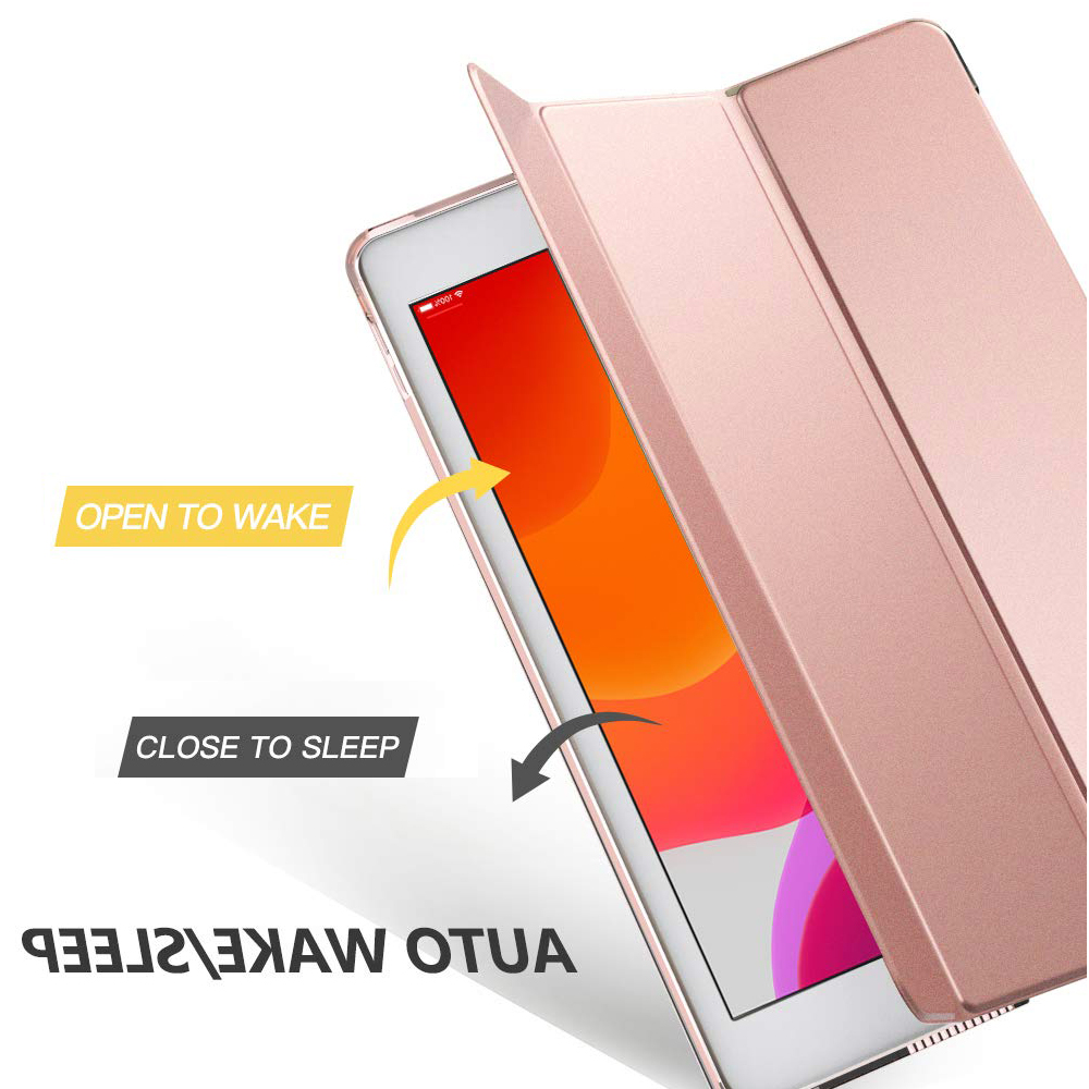 Roségoldenes iPad in einer Hülle, teilweise geöffnet. Text lautet „Open to Wake“ und „Close to Sleep“. Der Bildschirm zeigt ein farbenfrohes Bild.