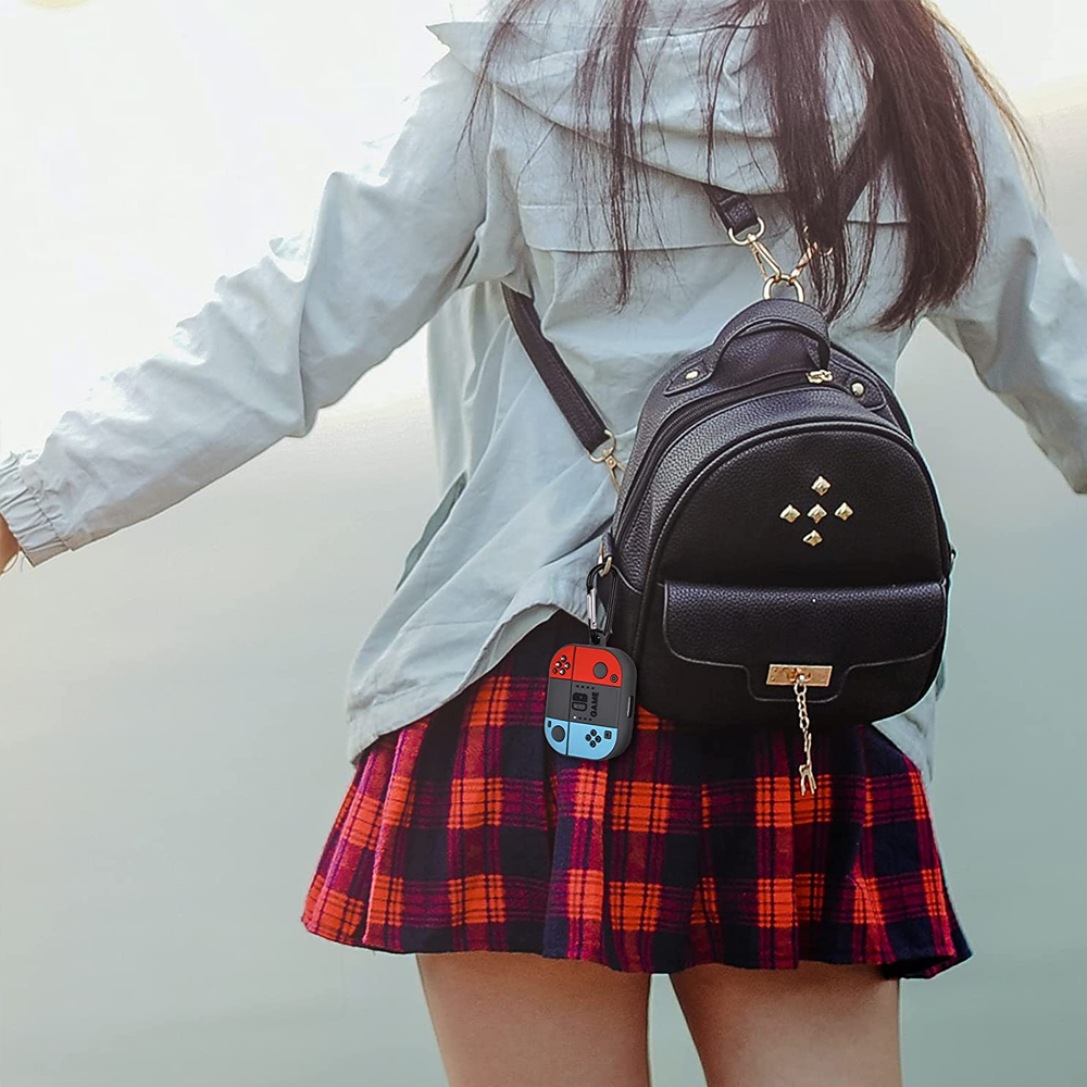 Eine Person mit einem schwarzen Rucksack und einem rot karierten Rock trägt eine Game-Controller-Hülle. Der Hintergrund ist verschwommen.