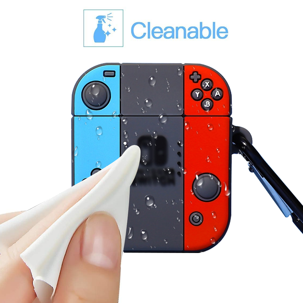 Eine Hand wischt eine blaue, graue und rote Hülle ab, die einer Spielkonsole ähnelt. Wassertröpfchen sind sichtbar. Das Wort cleanable steht darüber.