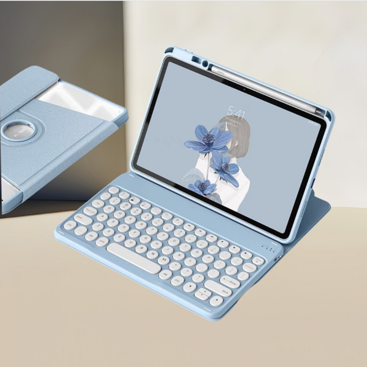 Ein hellblaues Tablet mit Tastatur. Der Bildschirm zeigt eine Frau und blaue Blumen. Oben liegt ein Stift.