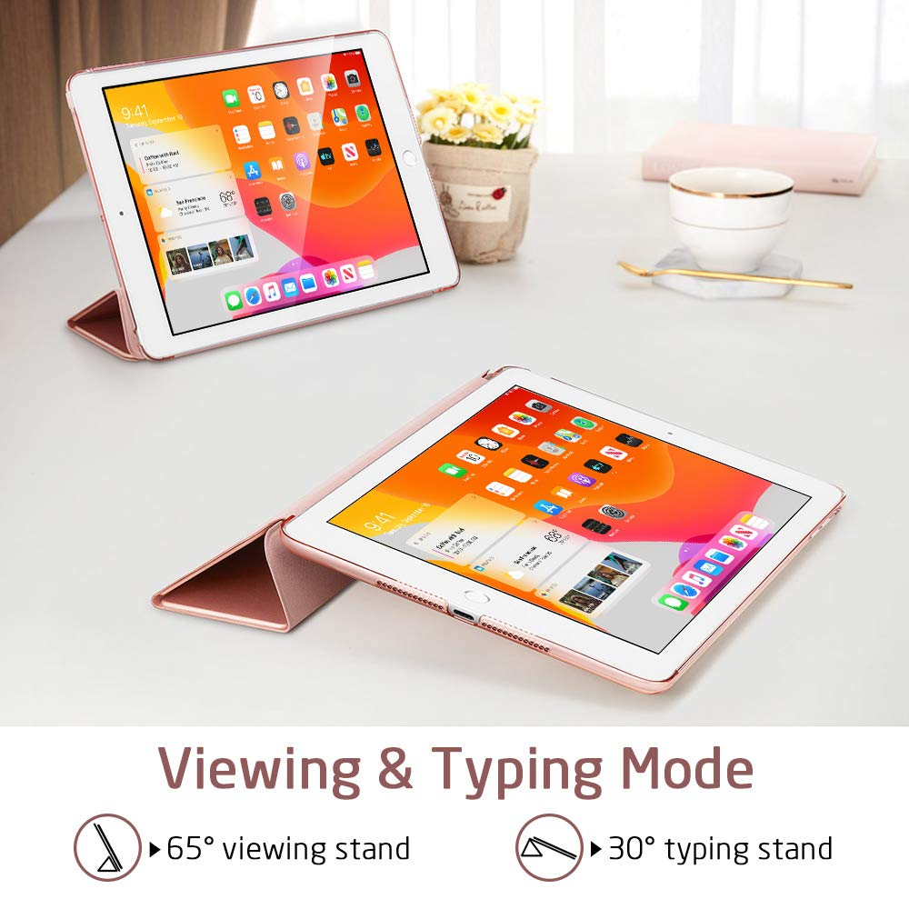 Zwei iPads in Hüllen auf einem weißen Tisch. Eines ist hochgestellt. Es gibt einen kleinen Blumentopf, eine Tasse mit Untertasse und ein Buch.