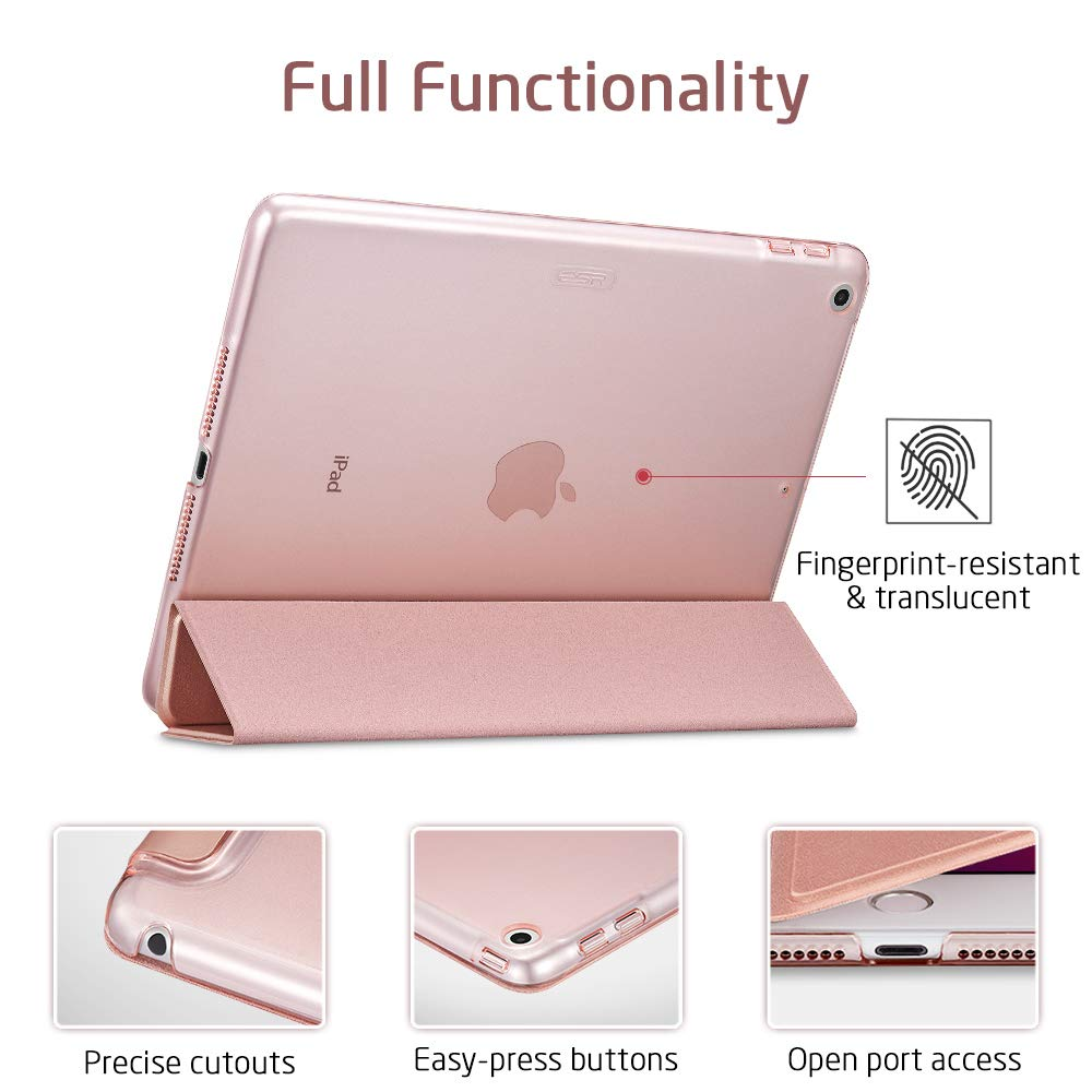 Ein rosa iPad in einer Hülle wird gezeigt, mit Details zu Ausschnitten, Knöpfen und Portzugang. Der Text weist auf volle Funktionalität hin.