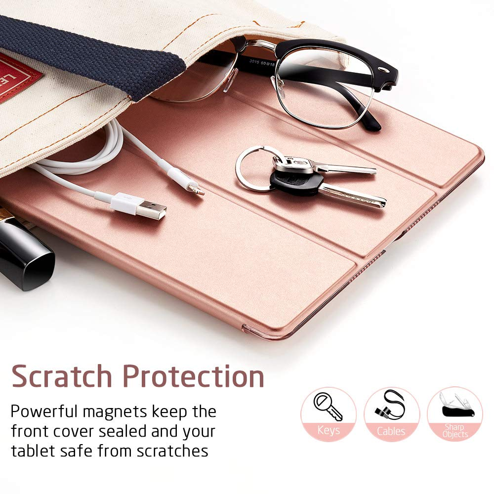 Roségoldfarbene Tablethülle mit Schlüsseln, Brille und Ladekabel. Eine Segeltuchtasche ist sichtbar. Text: Kratzschutz.