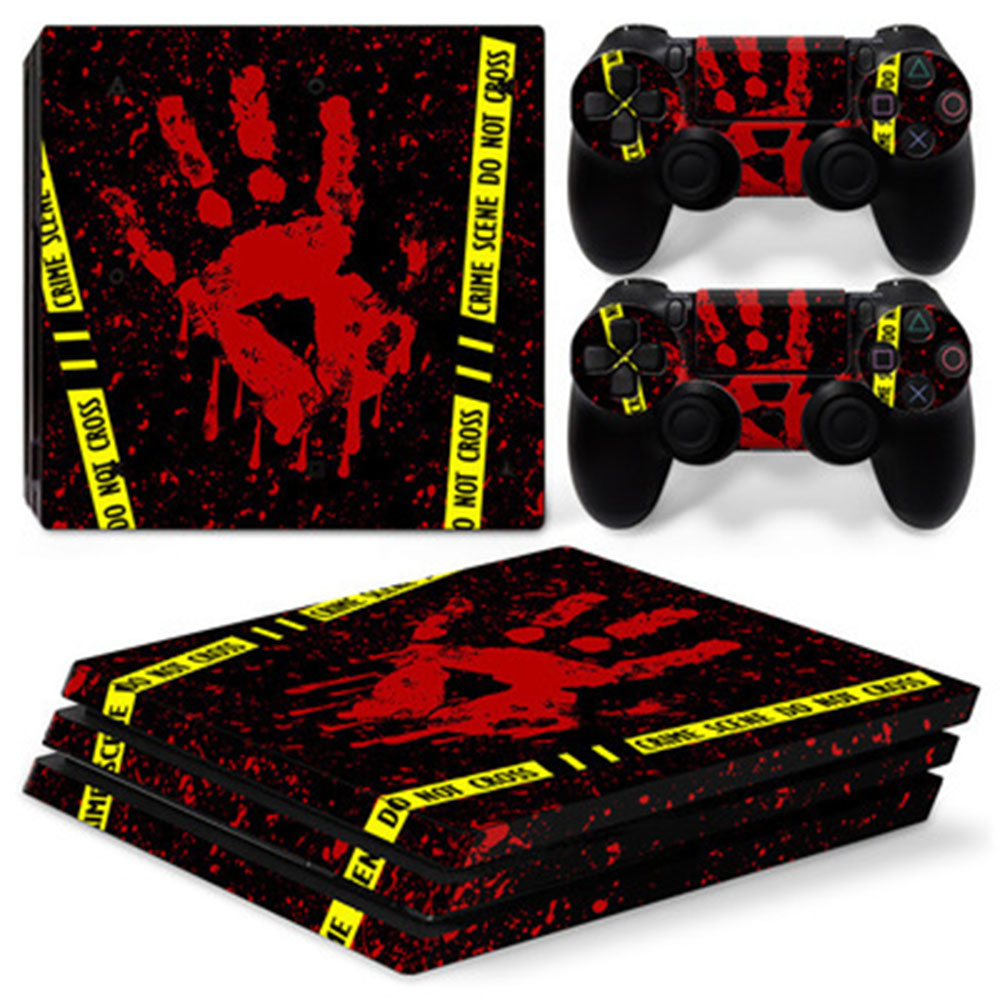 Schwarze Spielkonsole und Controller mit rotem Handabdruck-Design, Spritzern und gelbem Tatortband. Das Design wird wiederholt.