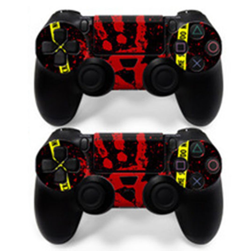 Zwei schwarze Playstation-Controller mit rot-schwarzen Mustern. Gelbe Akzente um die Tasten.