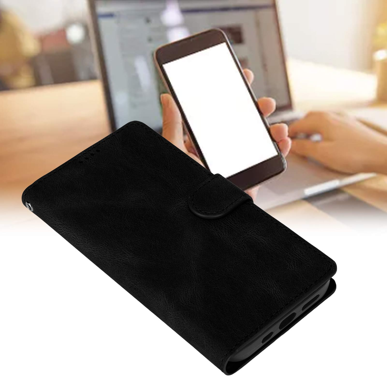 Schwarze Handyhülle mit Smartphone und Laptop im Hintergrund. Eine Person benutzt den Laptop und hält das Handy.
