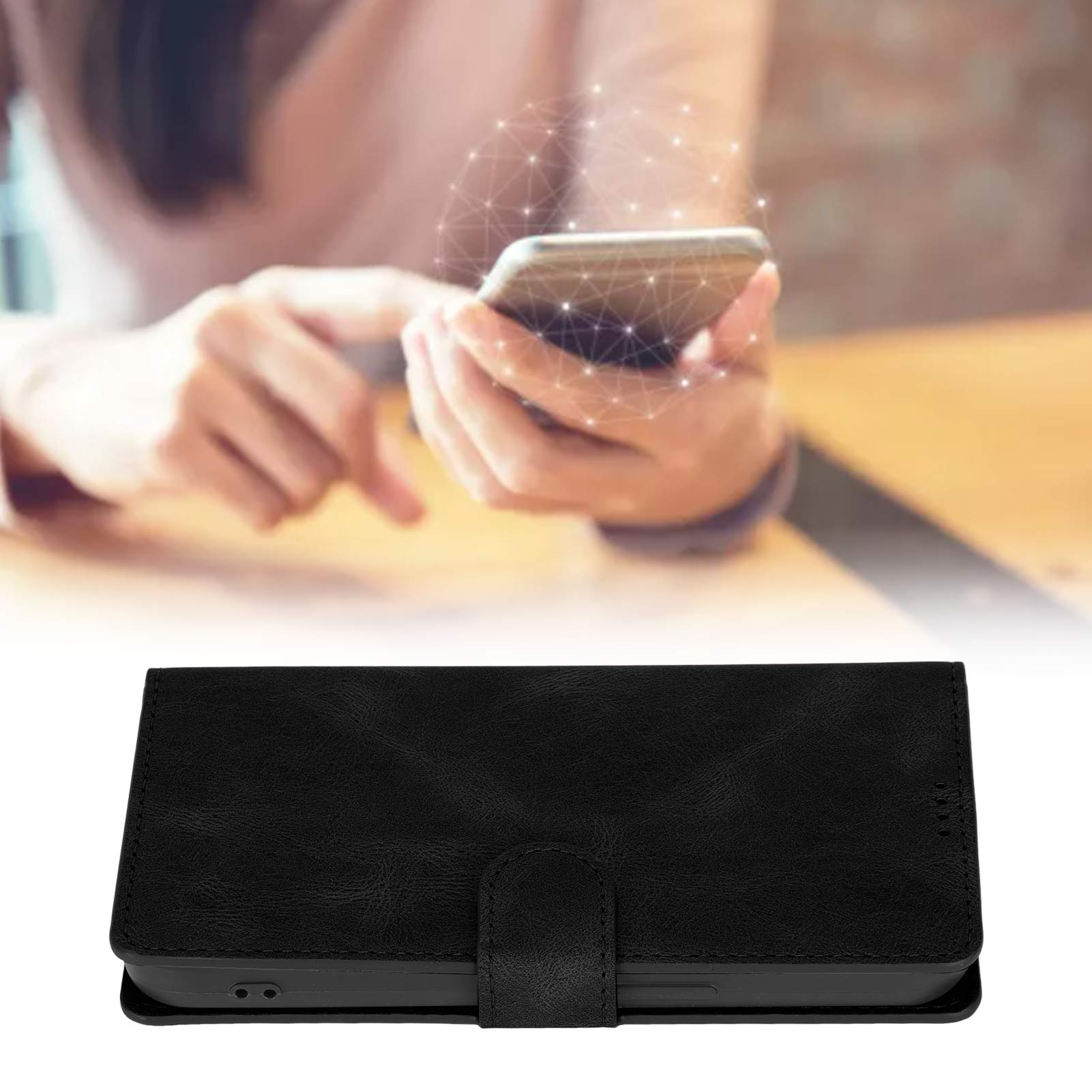Person benutzt ein Telefon mit Netzwerk-Overlay. Eine schwarze Handyhülle ist im Vordergrund.