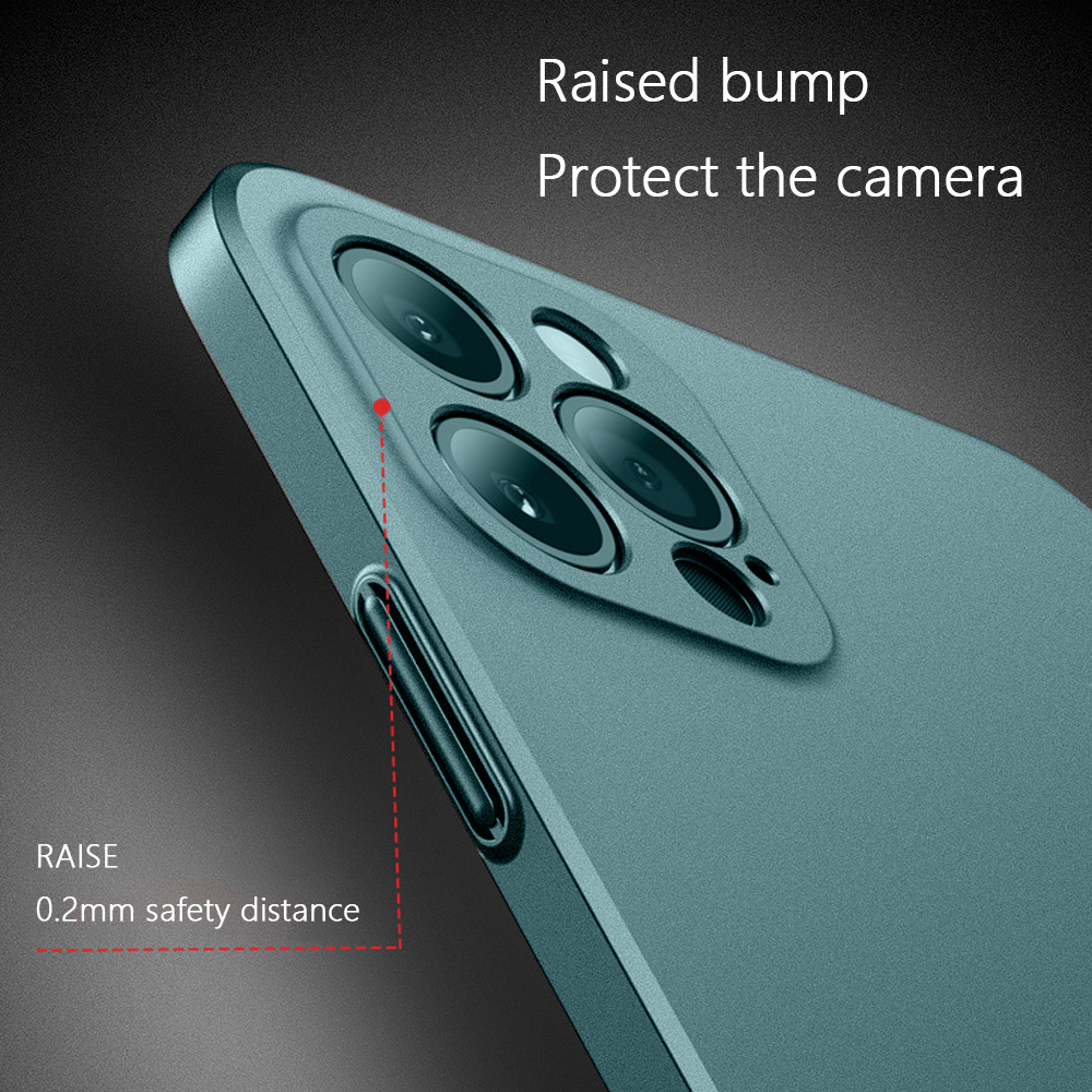 Nahaufnahme einer tealfarbenen Handyhülle mit Kameraschutz. Der Text lautet "Raised bump Protect the camera" und "0,2 mm Sicherheitsabstand".