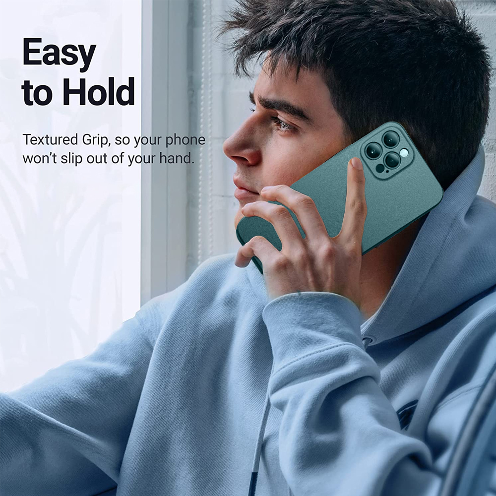 Ein Mann hält ein tealfarbenes Telefon an sein Ohr. Er trägt einen blauen Kapuzenpullover. Text: Einfach zu halten. Strukturierter Griff.