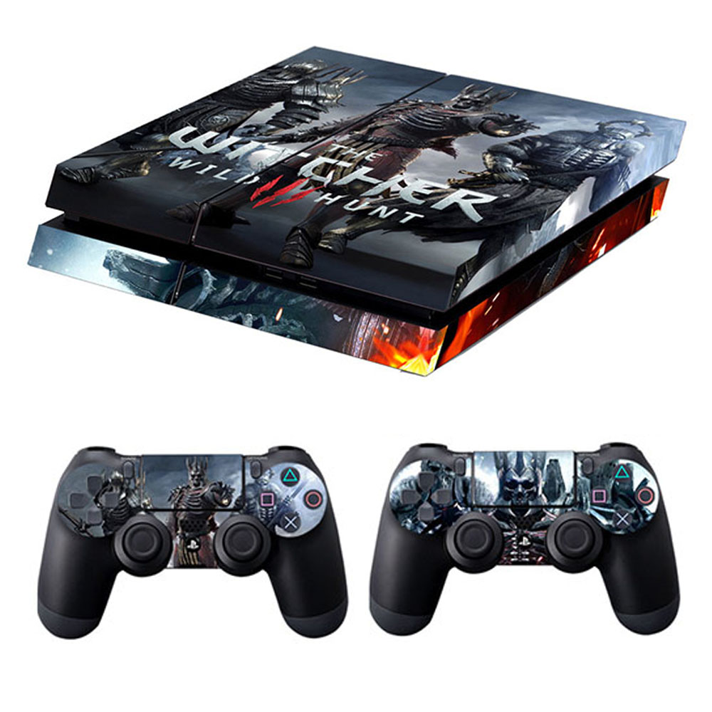 Eine PlayStation 4 Konsole und zwei Controller mit Witcher 3-Motiv. Konsole ist schwarz mit Spielgrafik, Controller sind schwarz.