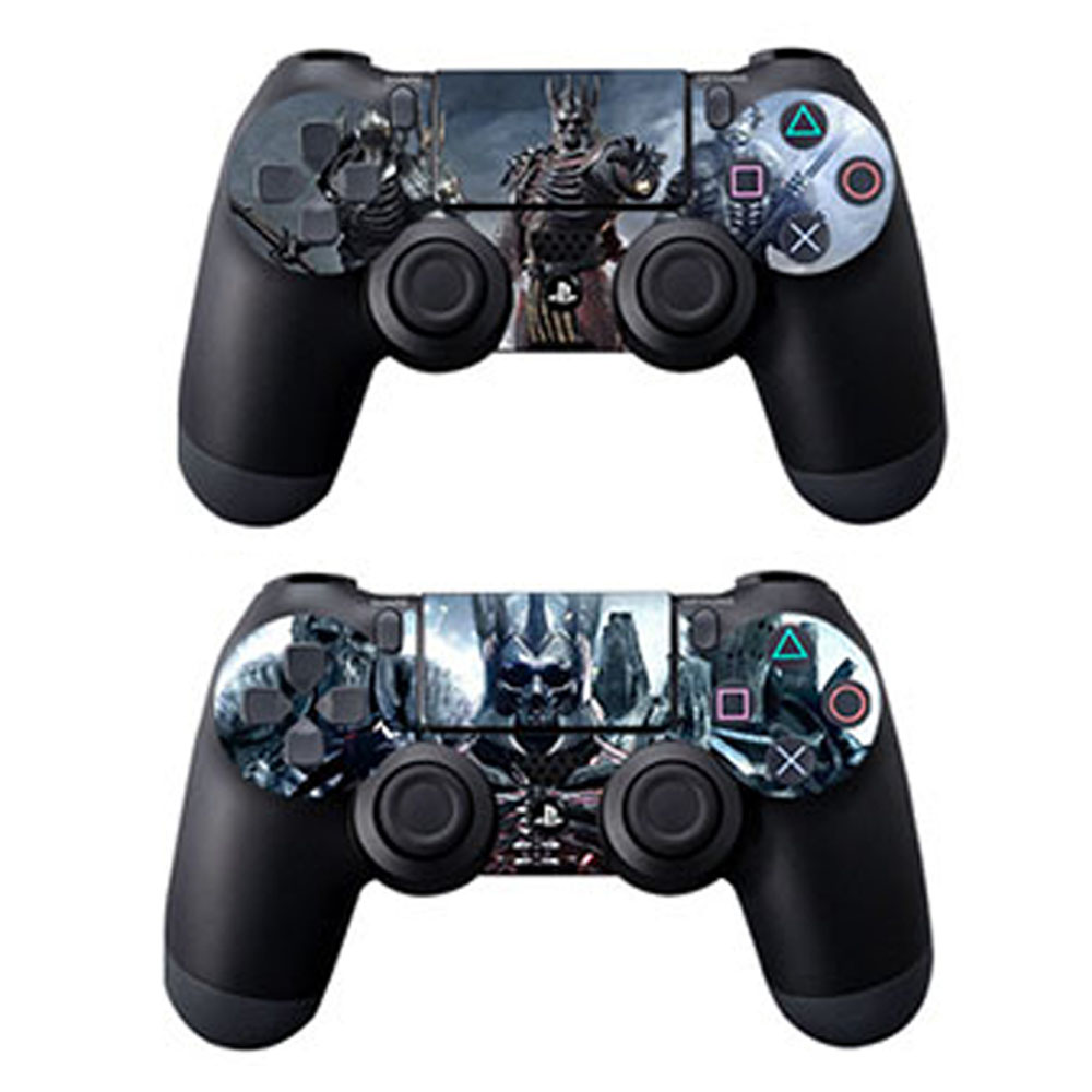 Zwei schwarze PlayStation 4-Controller. Jeder hat ein Spiel-Design mit einem Totenkopf und anderen Charakteren.