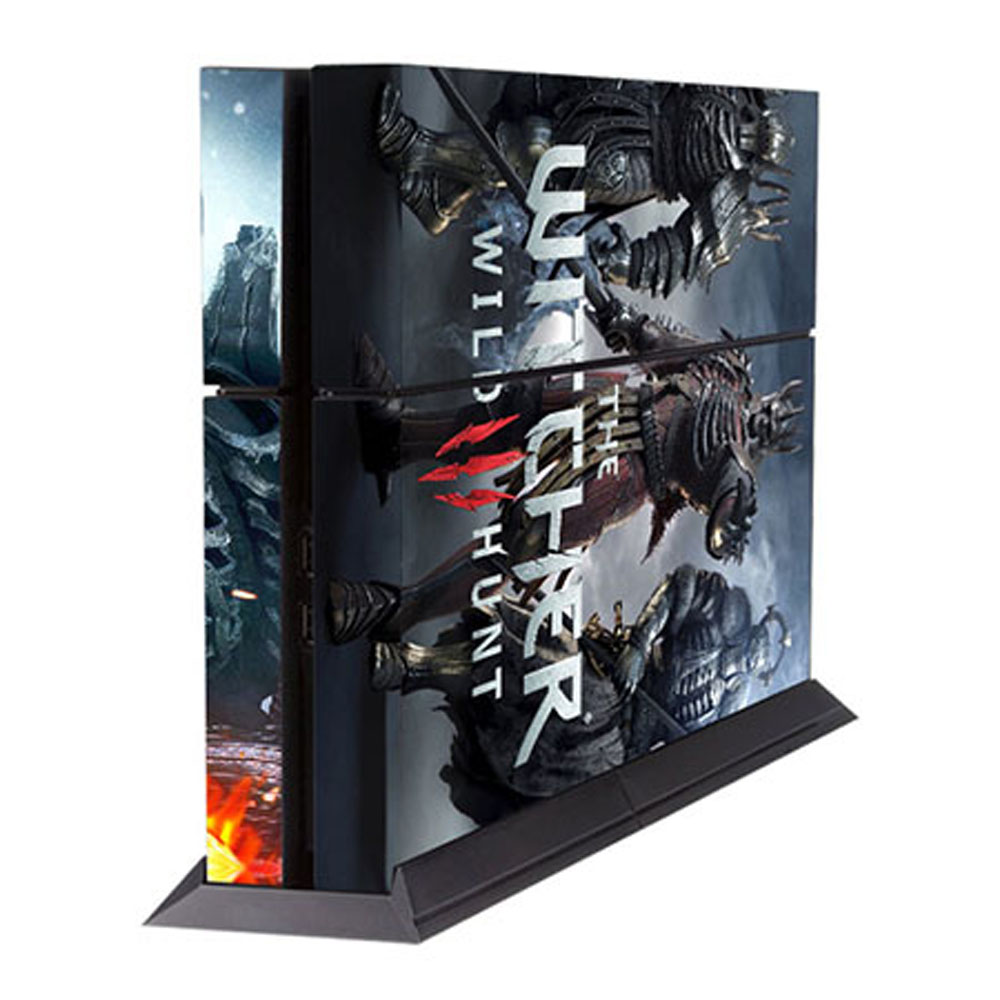 Eine PS4-Konsole mit einem The Witcher 3 Wild Hunt-Skin. Sie zeigt ein Wesen mit Klingen und den Titel des Spiels. Sie steht auf einem schwarzen Sockel.